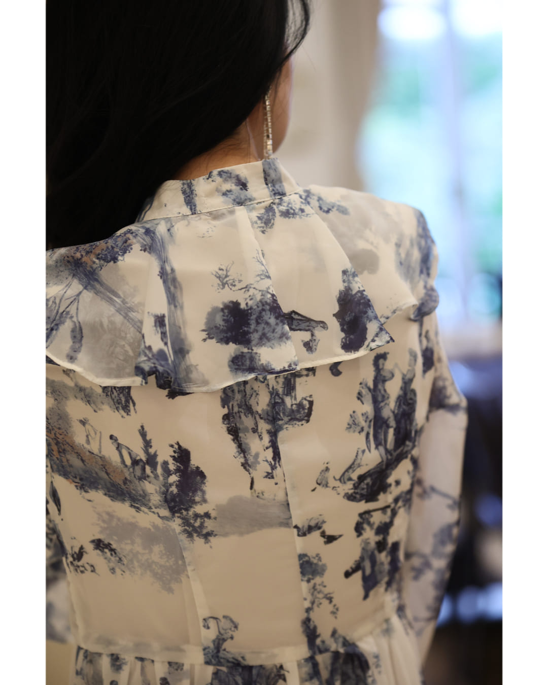 CAWAII CAWAII A world of Rococo spreads out in an airy long dress with Toile de Jouy pattern.