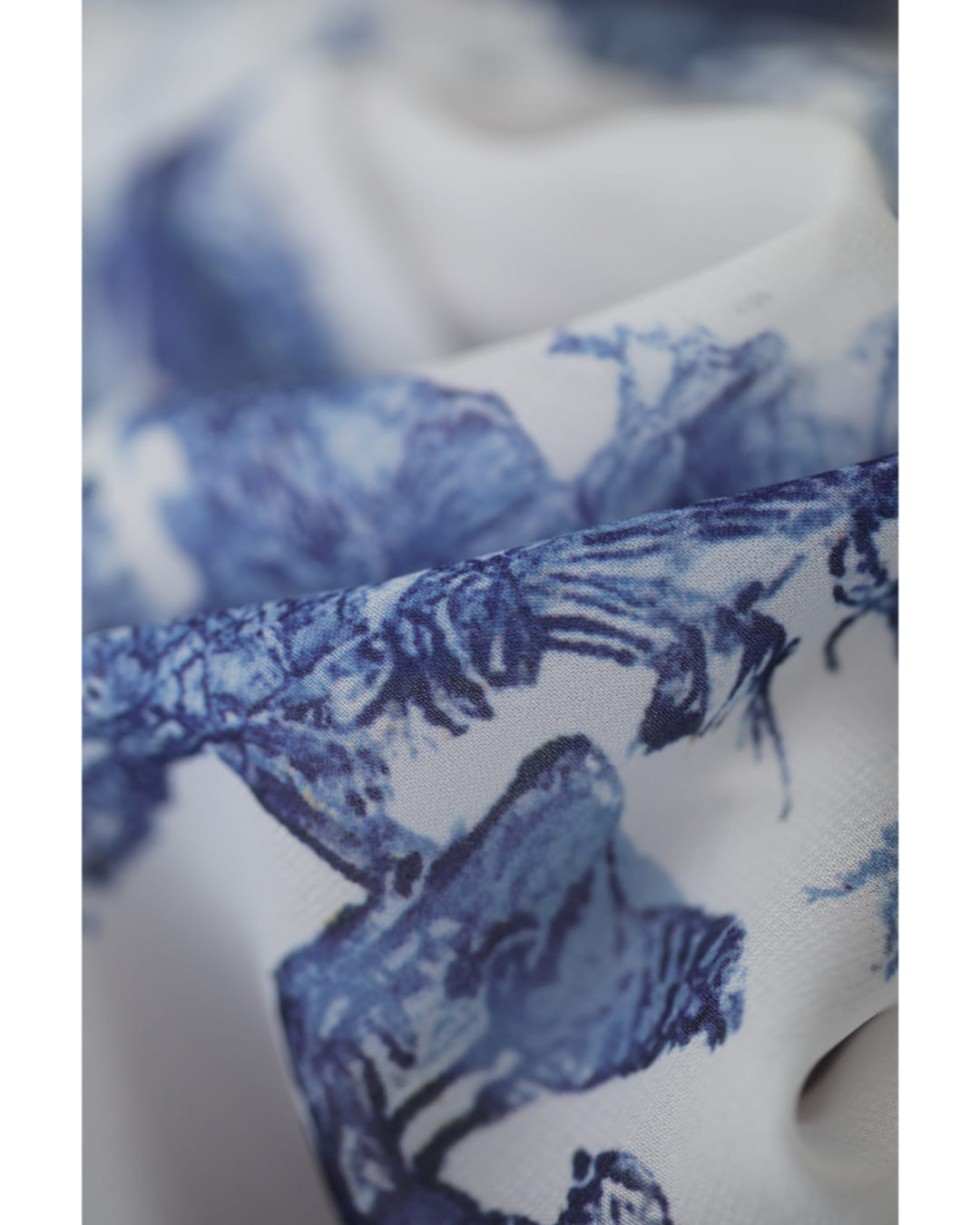 CAWAII CAWAII A world of Rococo spreads out in an airy long dress with Toile de Jouy pattern.