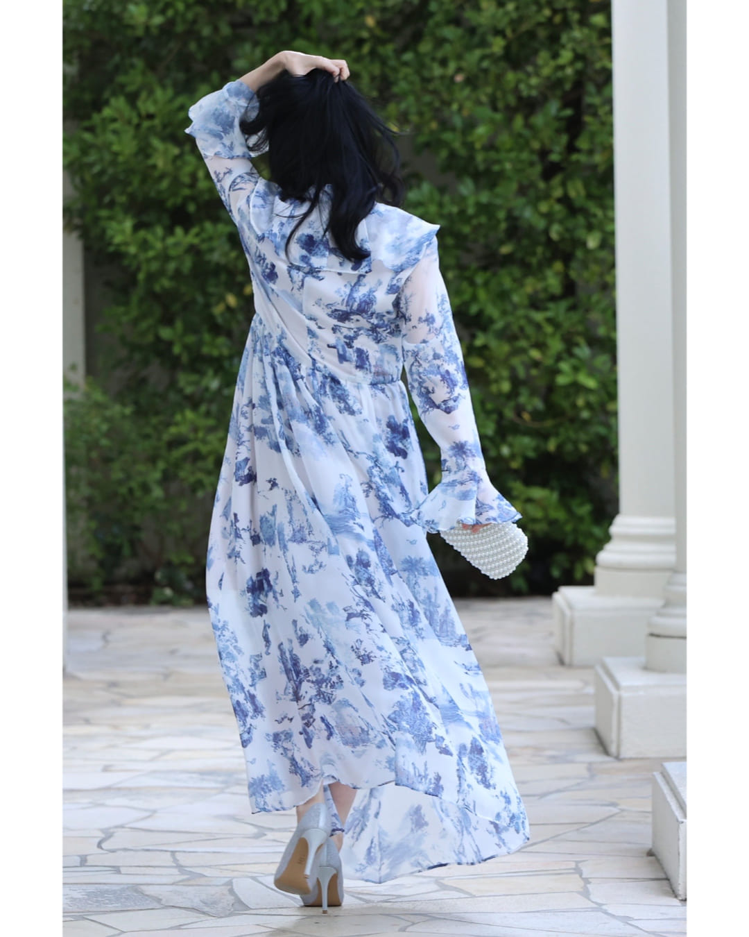 CAWAII CAWAII A world of Rococo spreads out in an airy long dress with Toile de Jouy pattern.