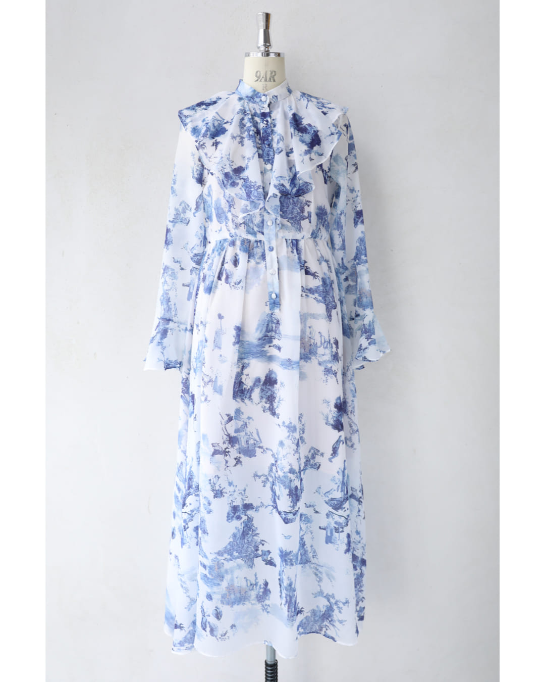 CAWAII CAWAII A world of Rococo spreads out in an airy long dress with Toile de Jouy pattern.