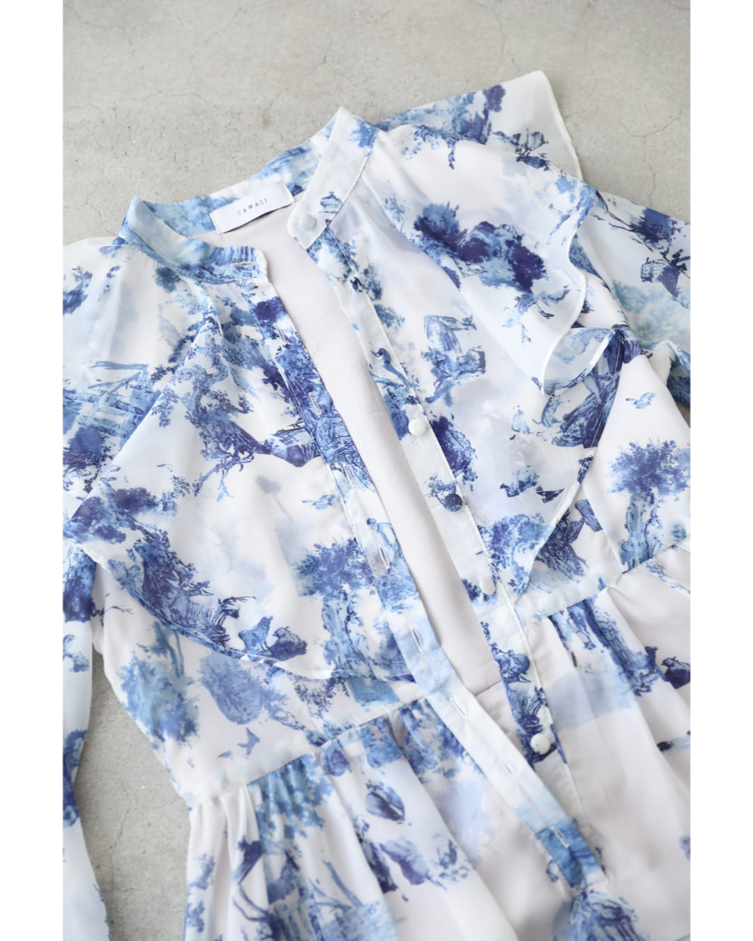 CAWAII CAWAII A world of Rococo spreads out in an airy long dress with Toile de Jouy pattern.
