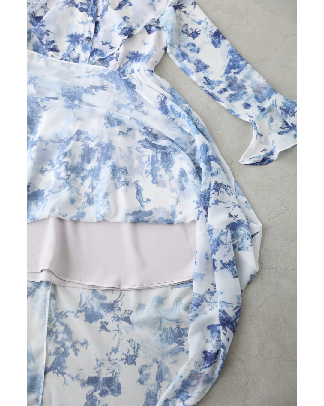 CAWAII CAWAII A world of Rococo spreads out in an airy long dress with Toile de Jouy pattern.