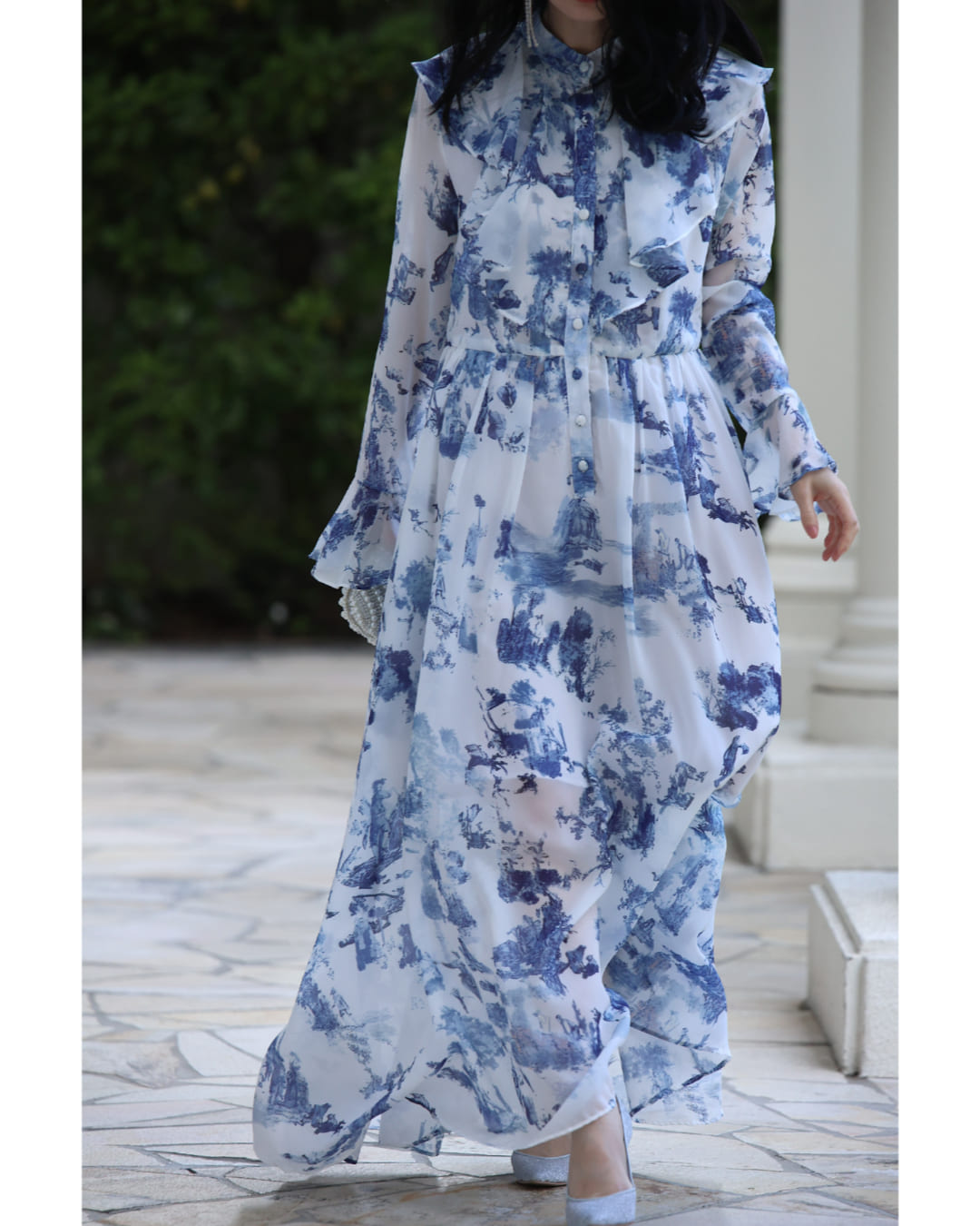 CAWAII CAWAII A world of Rococo spreads out in an airy long dress with Toile de Jouy pattern.