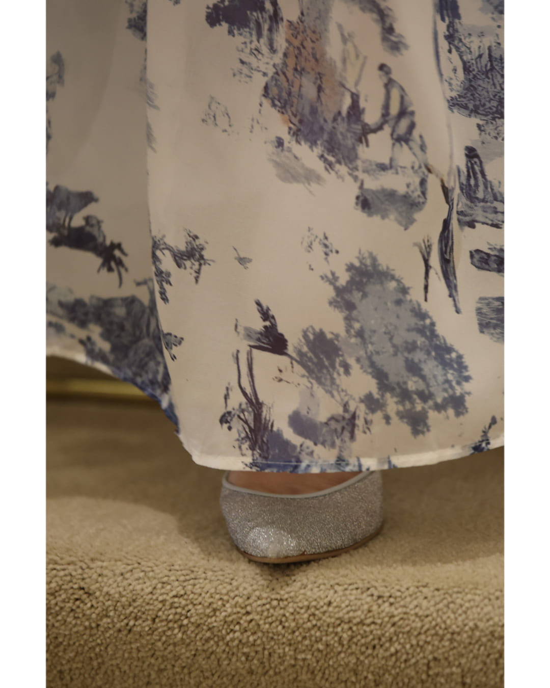CAWAII CAWAII A world of Rococo spreads out in an airy long dress with Toile de Jouy pattern.