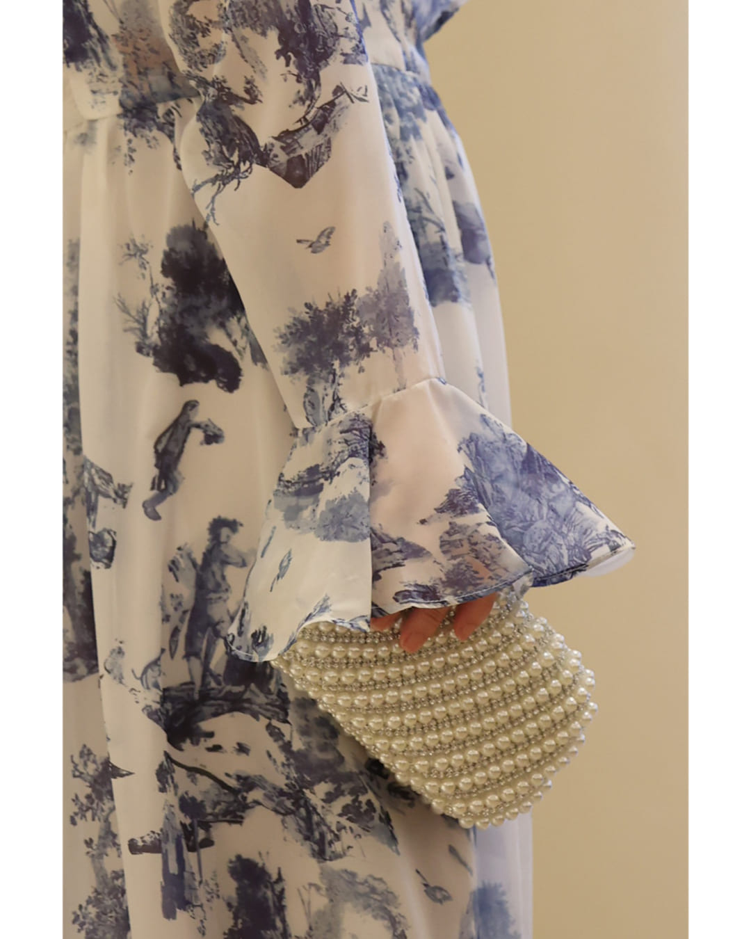 CAWAII CAWAII A world of Rococo spreads out in an airy long dress with Toile de Jouy pattern.