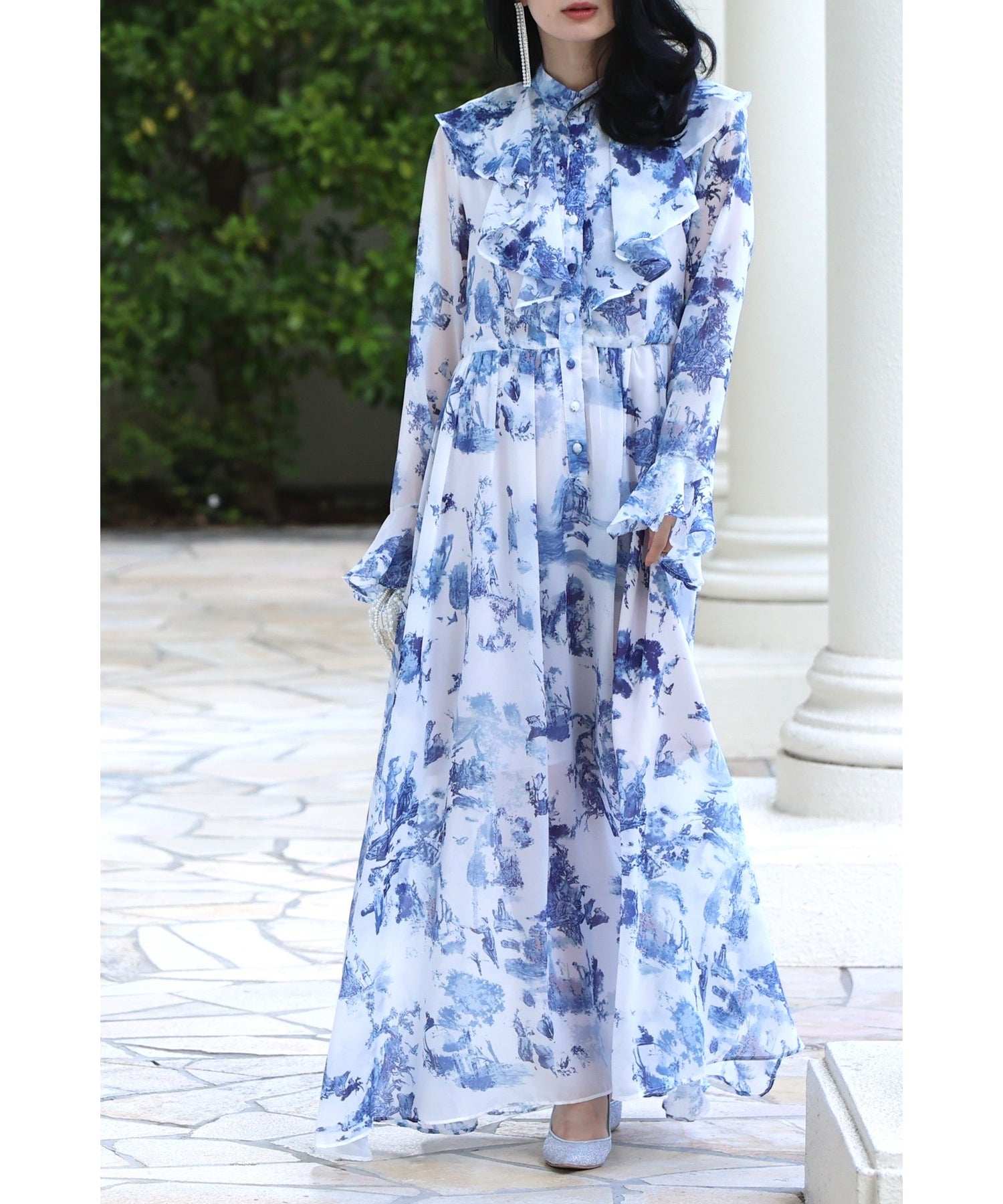 CAWAII CAWAII A world of Rococo spreads out in an airy long dress with Toile de Jouy pattern.