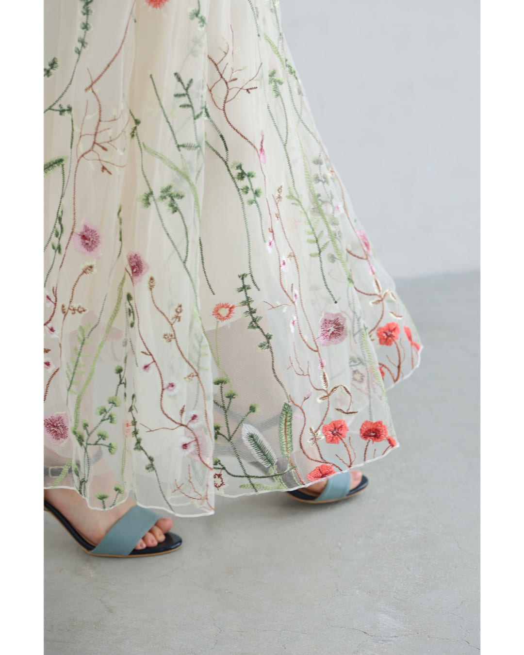 カワイイ CAWAII 一面に広がる花刺繍チュールミディアムスカート （アイボリー） アイボリー