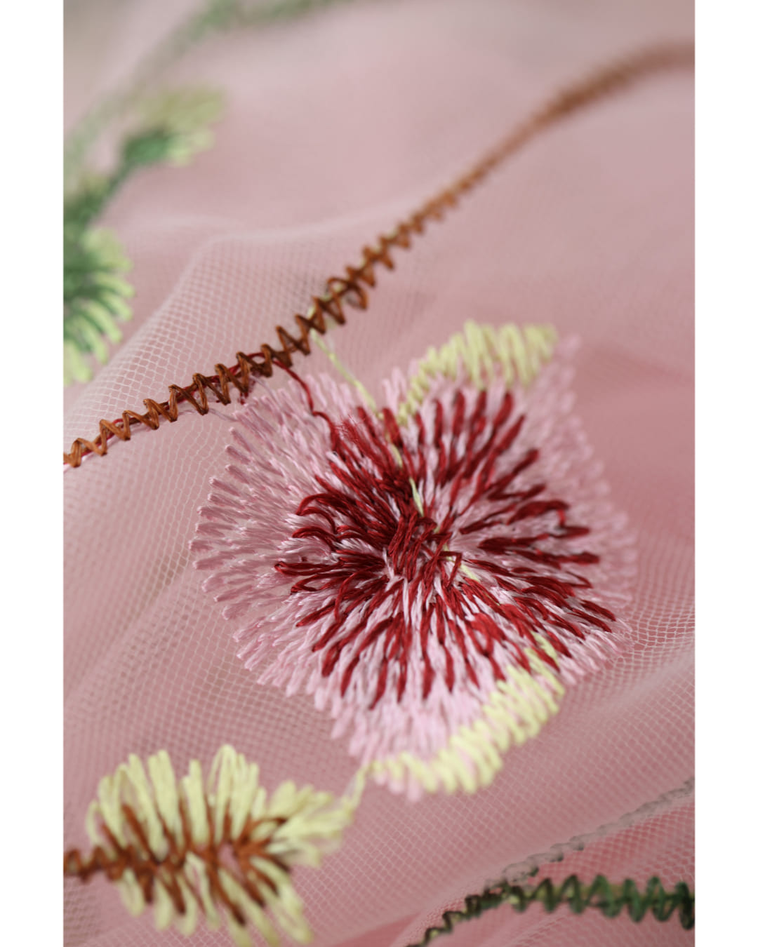 カワイイ CAWAII 一面に広がる花刺繍チュールミディアムスカート （アイボリー） アイボリー