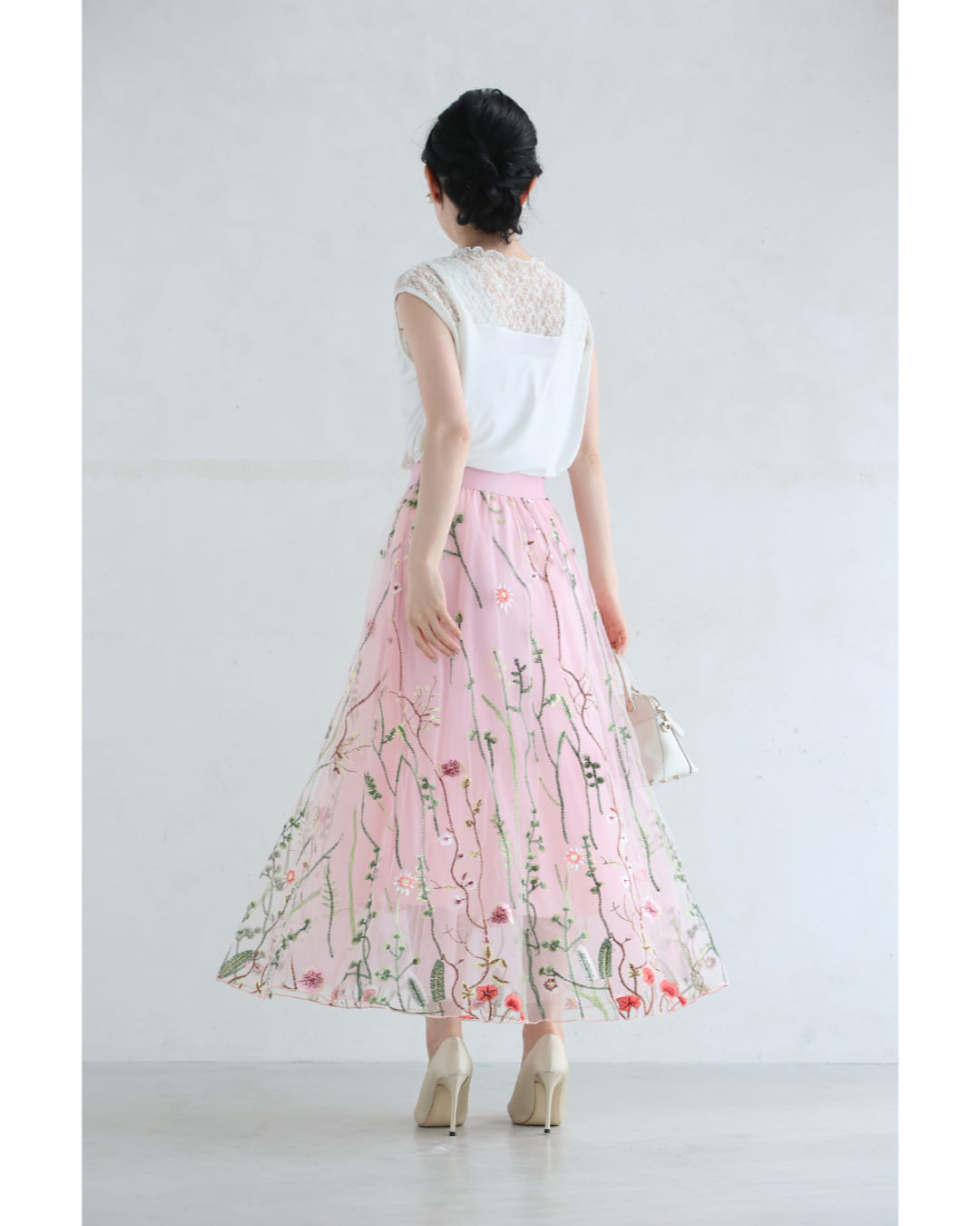カワイイ CAWAII 一面に広がる花刺繍チュールミディアムスカート （アイボリー） アイボリー