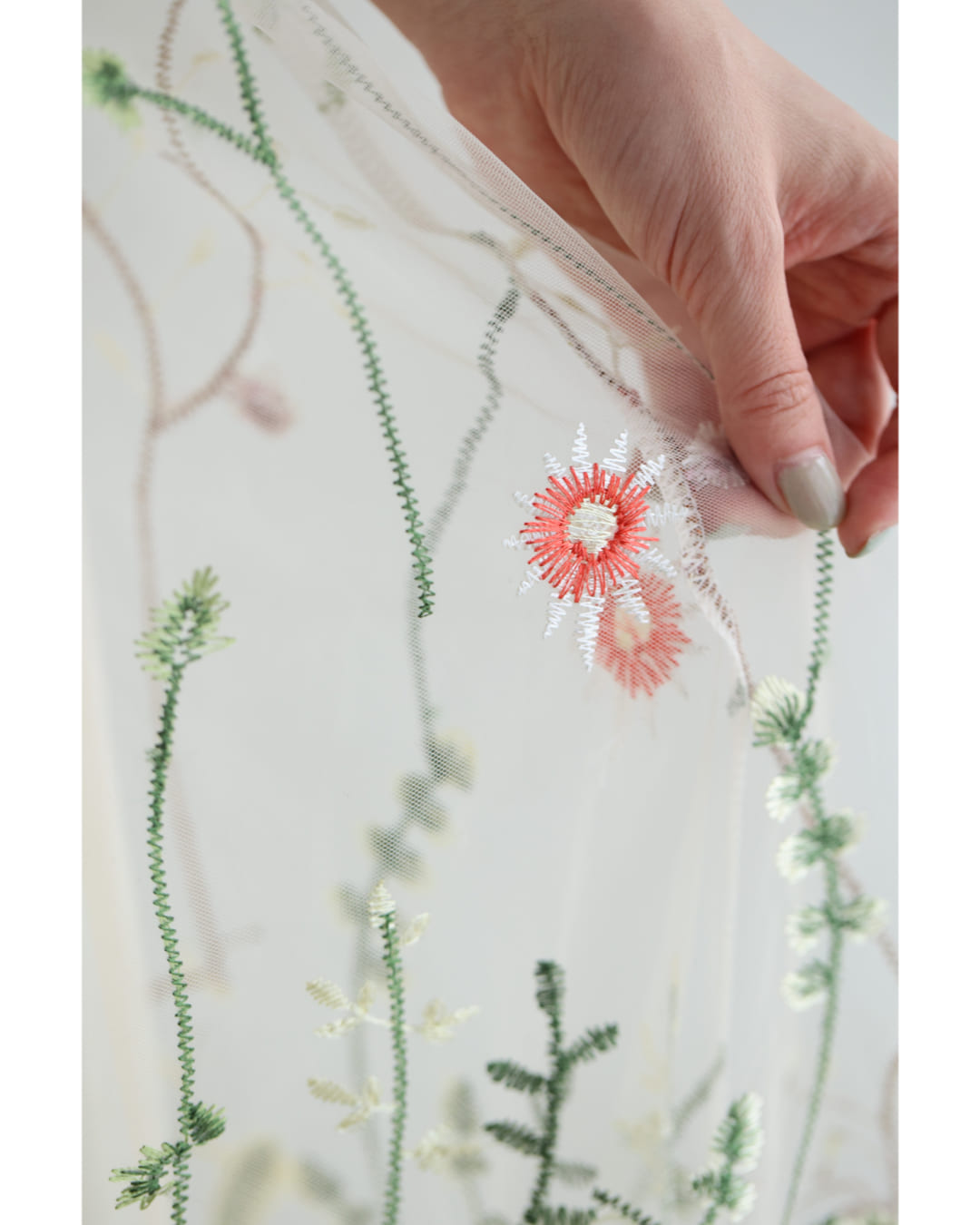 カワイイ CAWAII 一面に広がる花刺繍チュールミディアムスカート （アイボリー） アイボリー