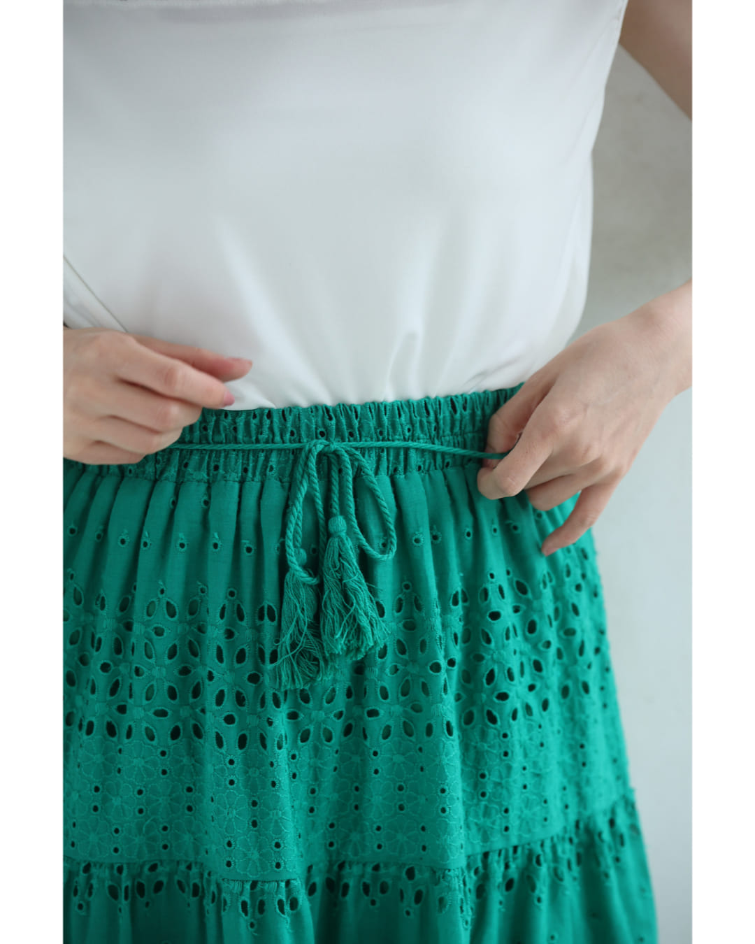 カワイイ CAWAII 鮮やかグリーンのパンチングレースミディアムスカート（紐付き） （グリーン） グリーン