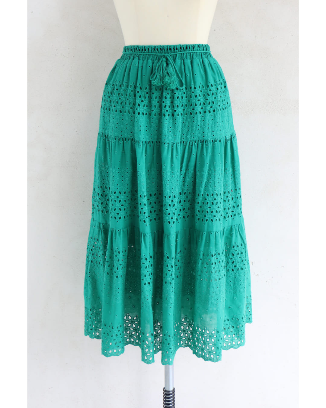 カワイイ CAWAII 鮮やかグリーンのパンチングレースミディアムスカート（紐付き） （グリーン） グリーン