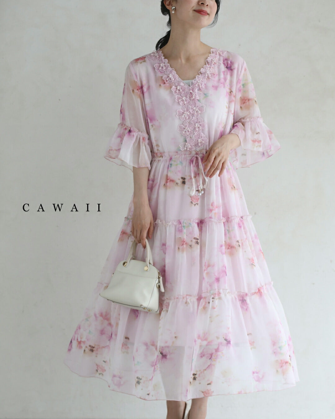 カワイイ CAWAII 胸元に流れ咲く花のミルキーピンクミディアムワンピース （ピンク） ピンク