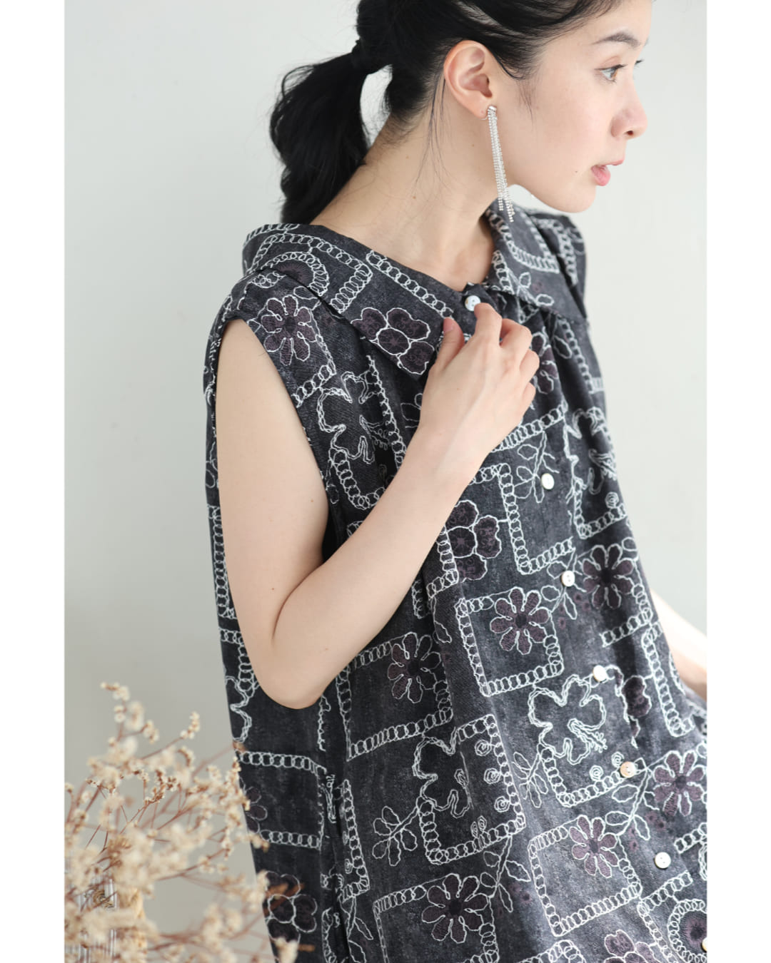 カワイイ CAWAII ゆったり心地よい刺繍風プリントのロングワンピース（紐リボン付き） （ブラック） ブラック