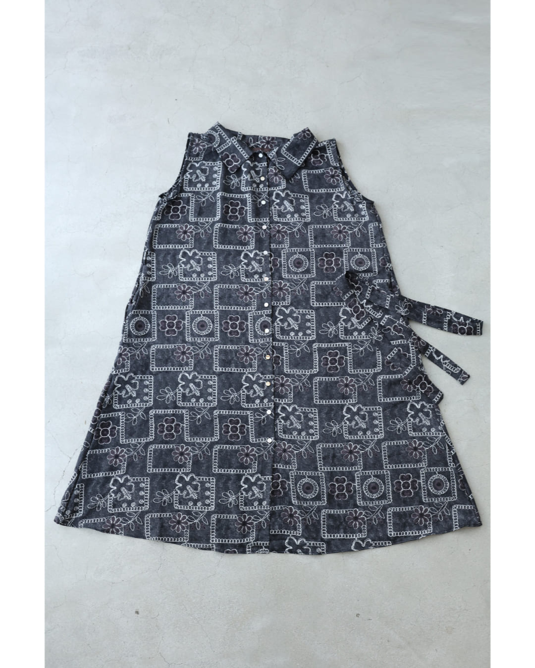 カワイイ CAWAII ゆったり心地よい刺繍風プリントのロングワンピース（紐リボン付き） （ブラック） ブラック