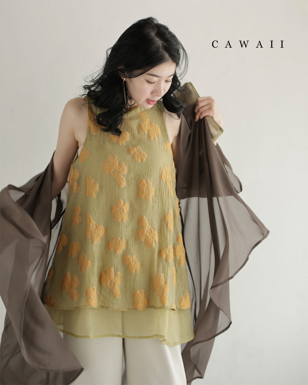 カワイイ CAWAII 浮かび上がる花刺繍の重なるベールチュニック （カーキ） カーキ
