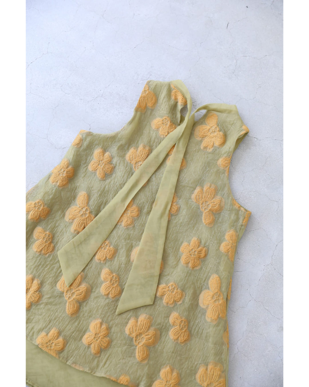 カワイイ CAWAII 浮かび上がる花刺繍の重なるベールチュニック （カーキ） カーキ