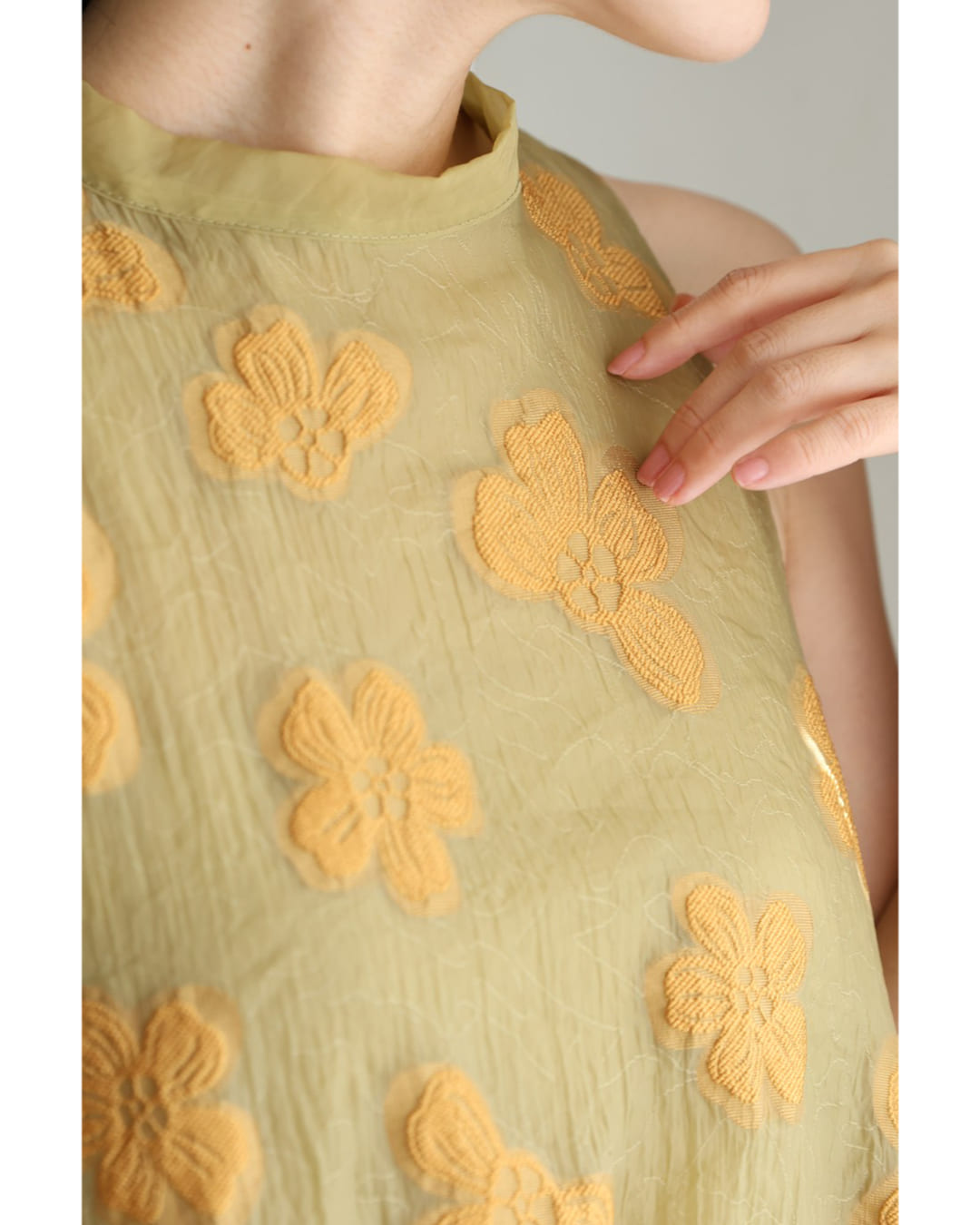 カワイイ CAWAII 浮かび上がる花刺繍の重なるベールチュニック （カーキ） カーキ