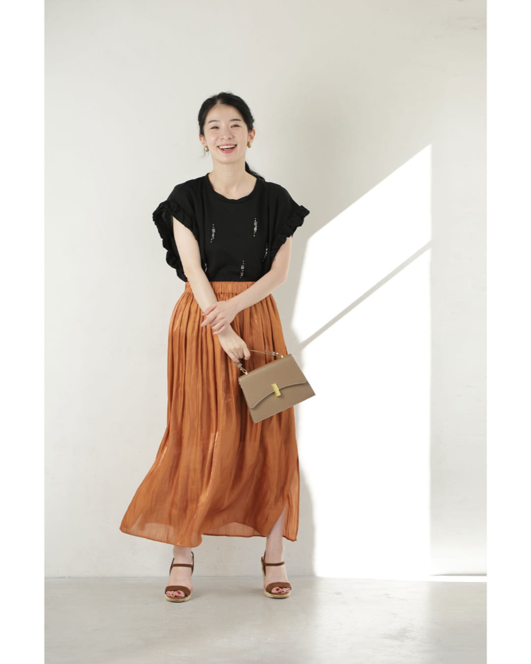 カワイイ CAWAII （黒）くしゅくしゅ袖のデコレーションビジューカットソートップス （ブラック） ブラック