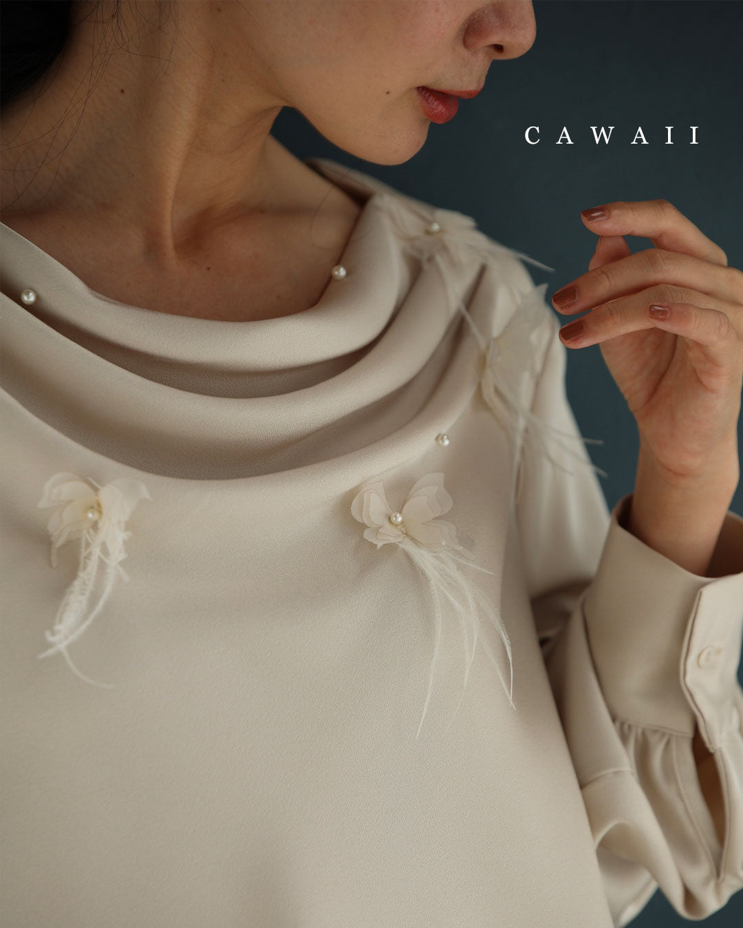 カワイイ CAWAII 蝶々舞うデコルテドレープブラウストップス （アイボリー） アイボリー