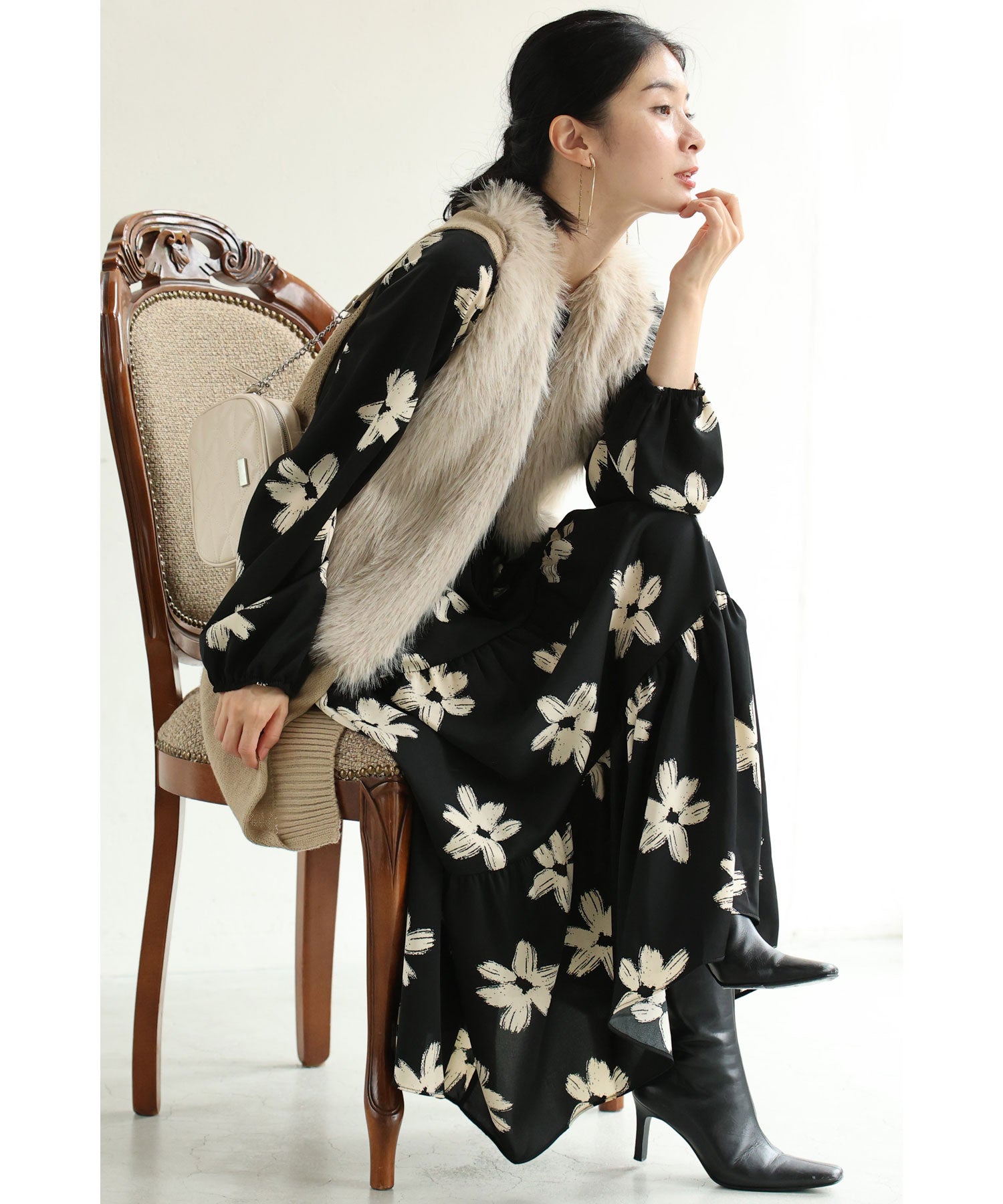 カワイイ CAWAII （黒）白い花のペイントアートロングワンピース （ブラック） ブラック