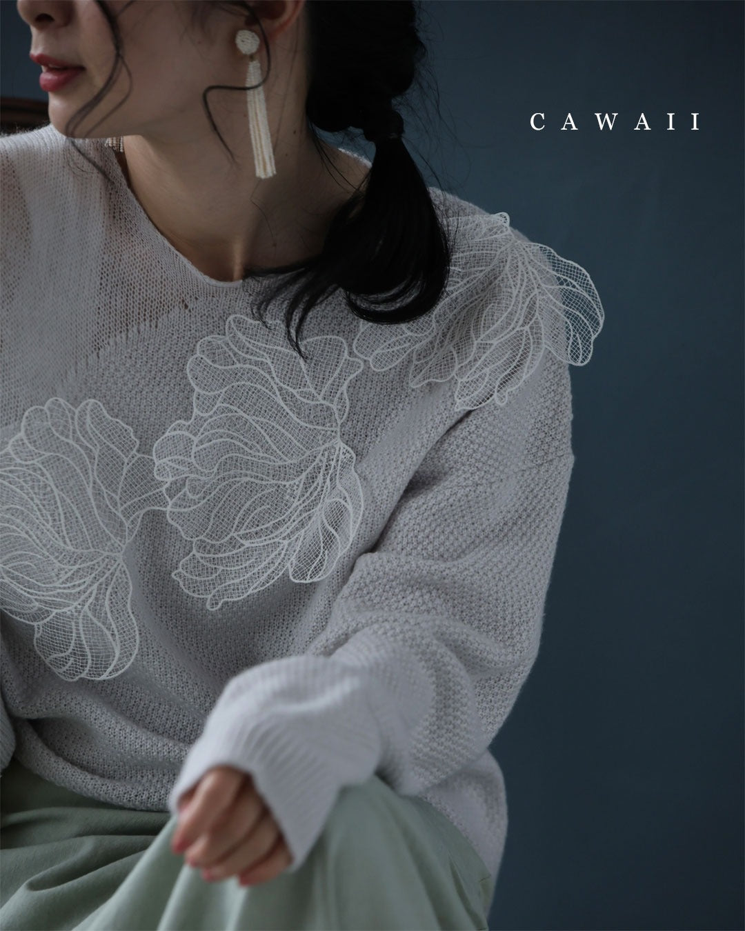 カワイイ CAWAII アシンメトリーなシアーデコルテの白花ニットプルオーバートップス （ライトグレー） ライトグレー
