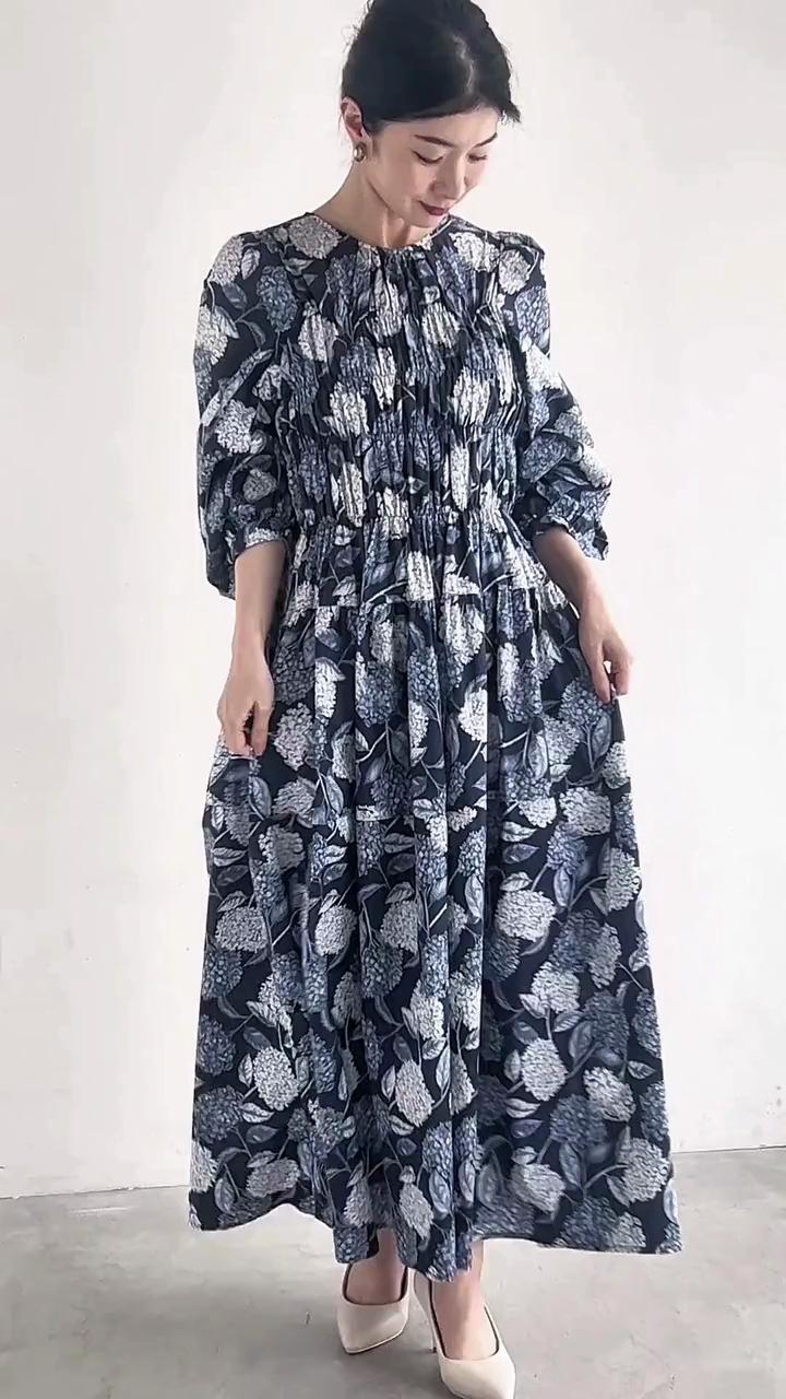 カワイイ CAWAII 胸元シャーリングの紫陽花柄ロングワンピース （ブルー） ブルー