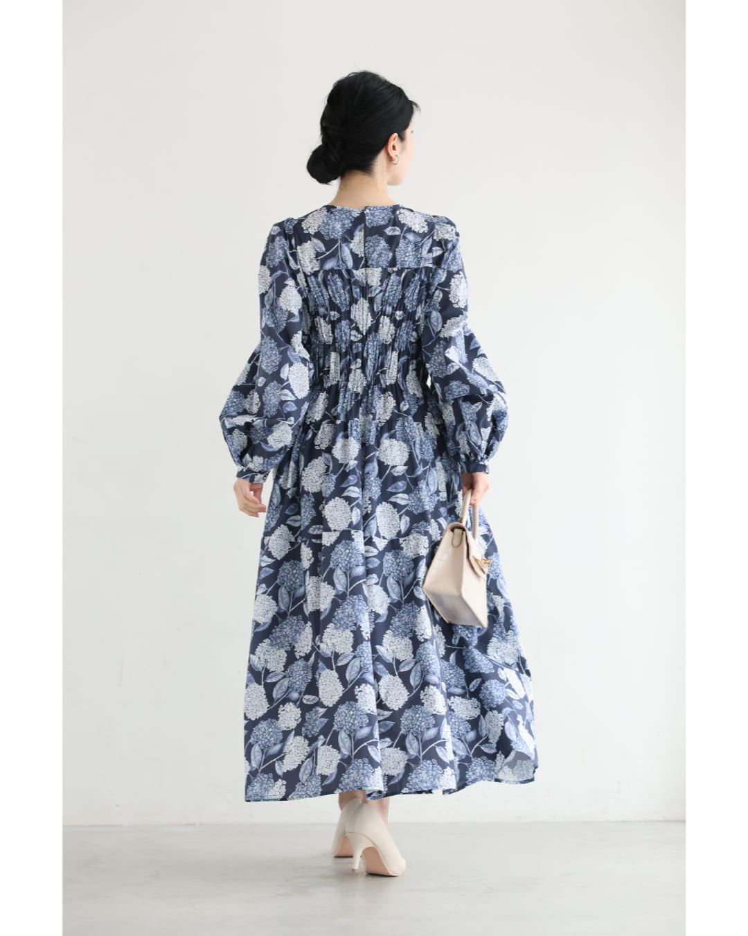 カワイイ CAWAII 胸元シャーリングの紫陽花柄ロングワンピース （ブルー） ブルー