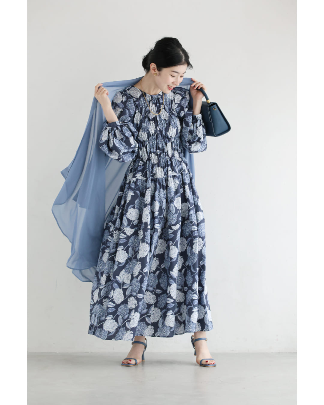 カワイイ CAWAII 胸元シャーリングの紫陽花柄ロングワンピース （ブルー） ブルー