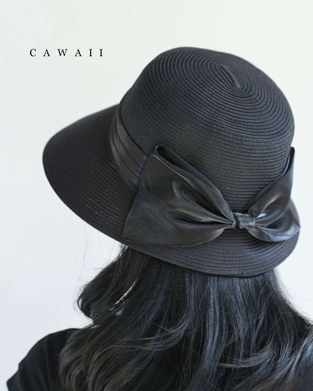 カワイイ CAWAII （黒）艶めくバックリボンの麦わら風帽子 （ブラック） ブラック