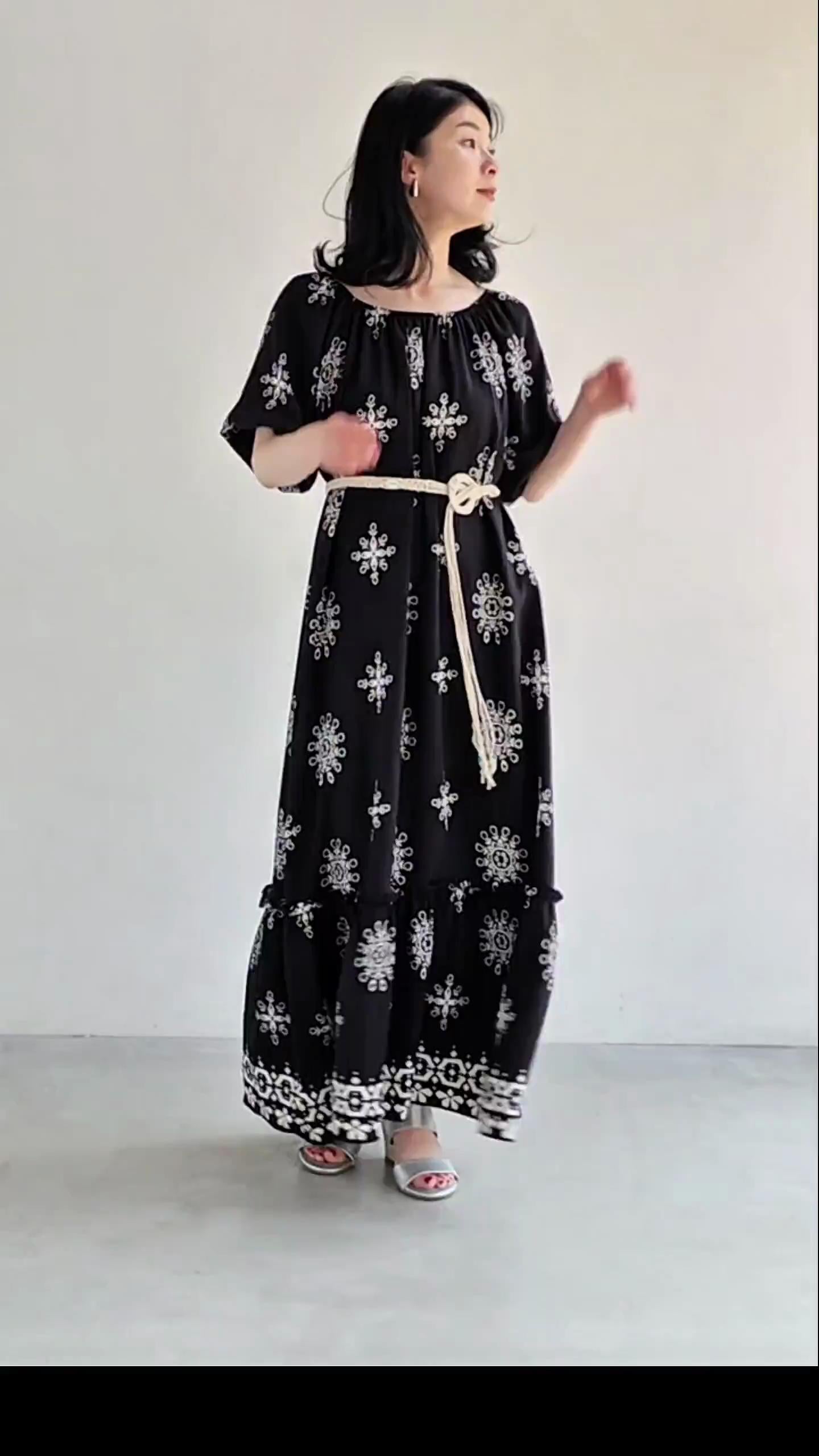 カワイイ CAWAII オフショルダーにも。花刺繍風プリントのロングワンピース（ベルト付き） （ブラック） ブラック