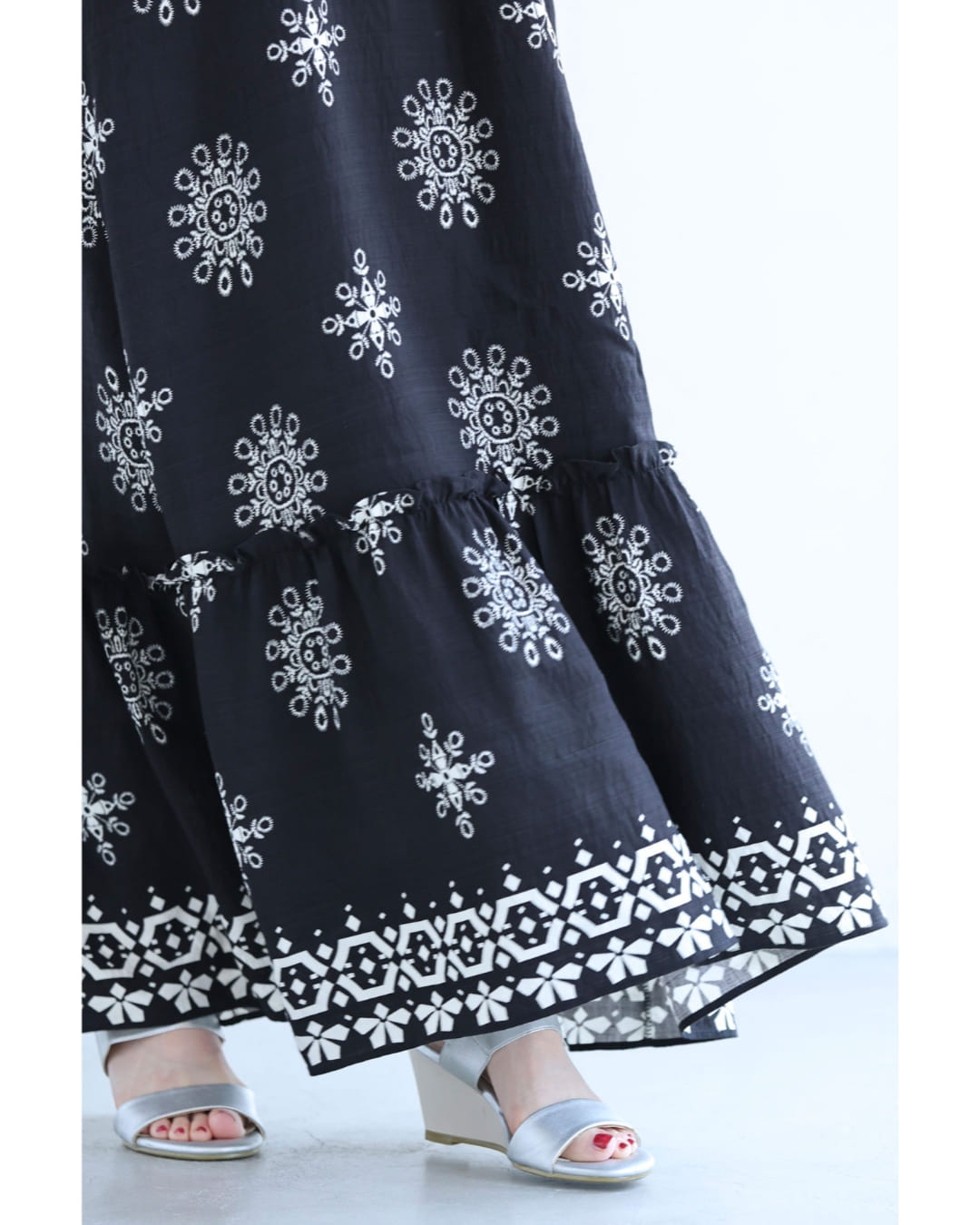 カワイイ CAWAII オフショルダーにも。花刺繍風プリントのロングワンピース（ベルト付き） （ブラック） ブラック