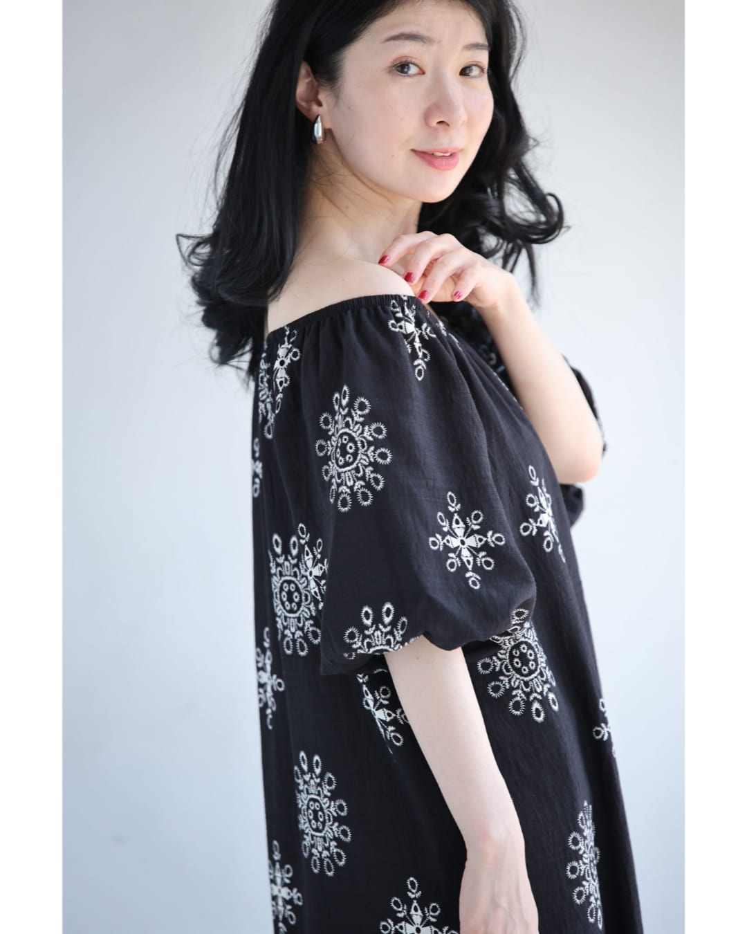 カワイイ CAWAII オフショルダーにも。花刺繍風プリントのロングワンピース（ベルト付き） （ブラック） ブラック