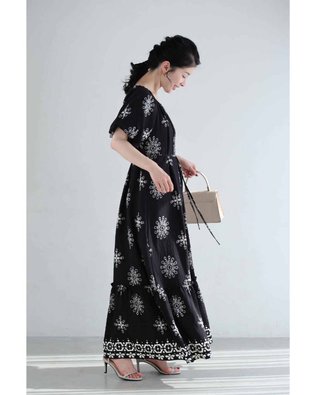 カワイイ CAWAII オフショルダーにも。花刺繍風プリントのロングワンピース（ベルト付き） （ブラック） ブラック