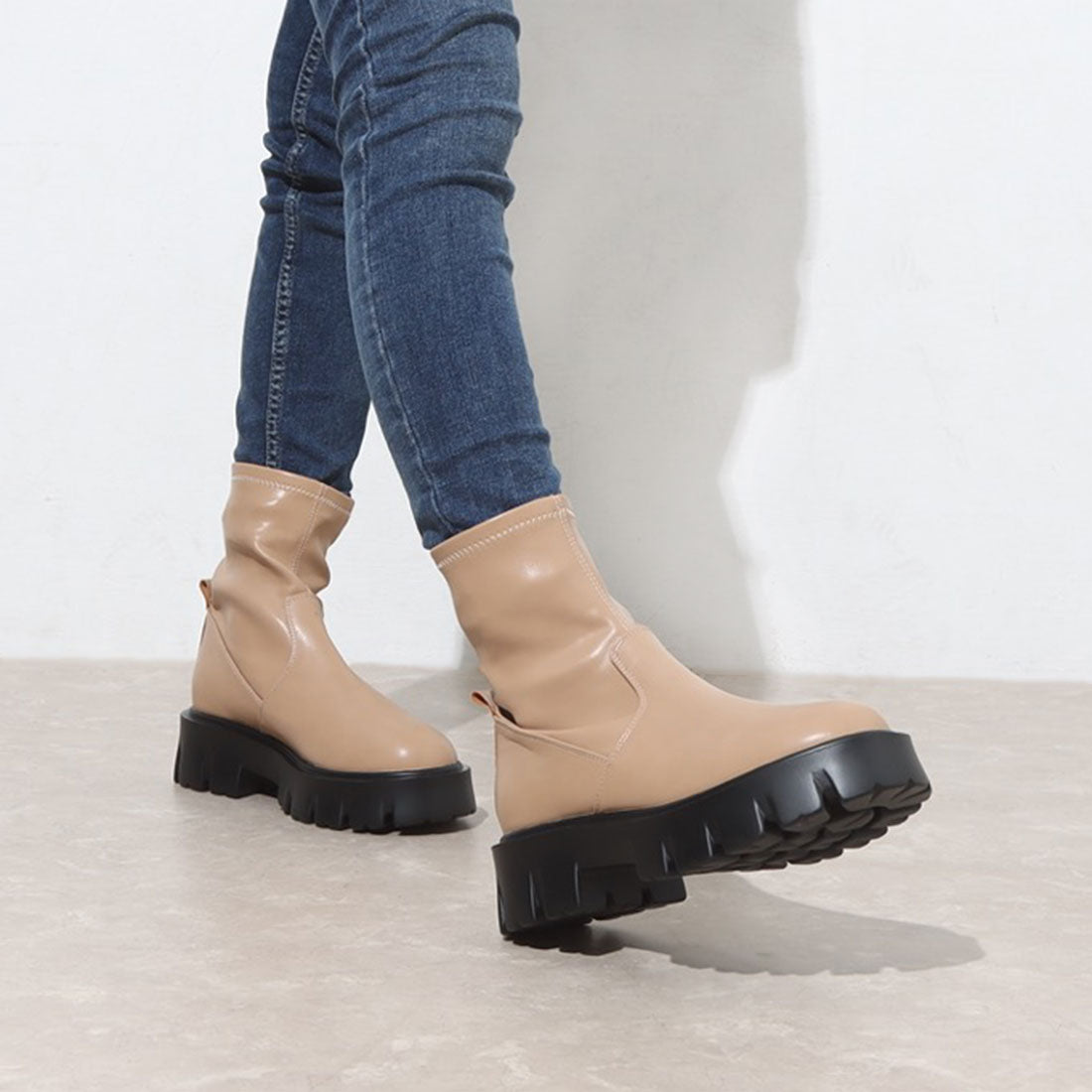 Six CHICS Thick-soled track sole stretch short boots