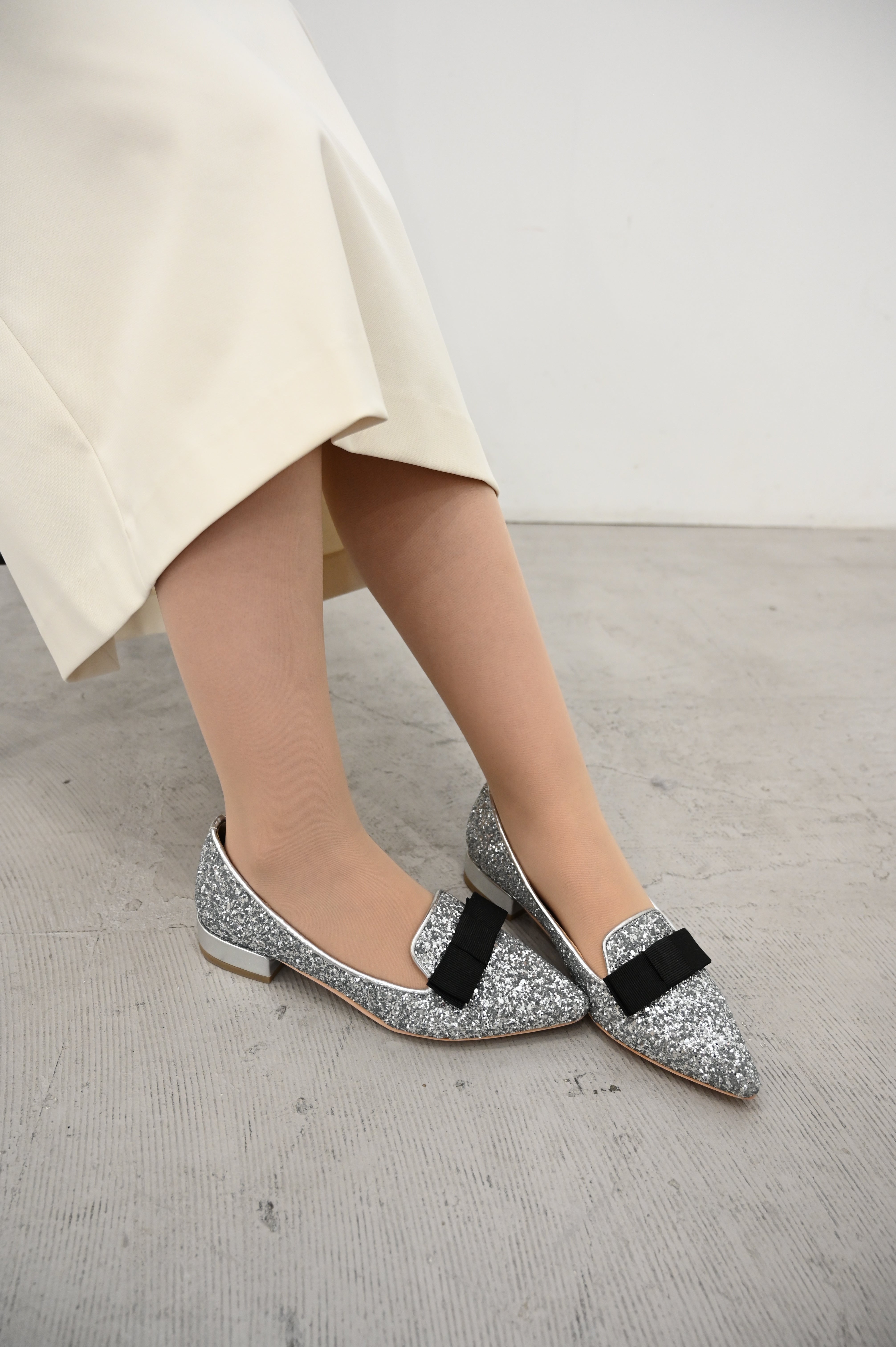シックス CHICS リボンデザイングリッターローヒールパンプス