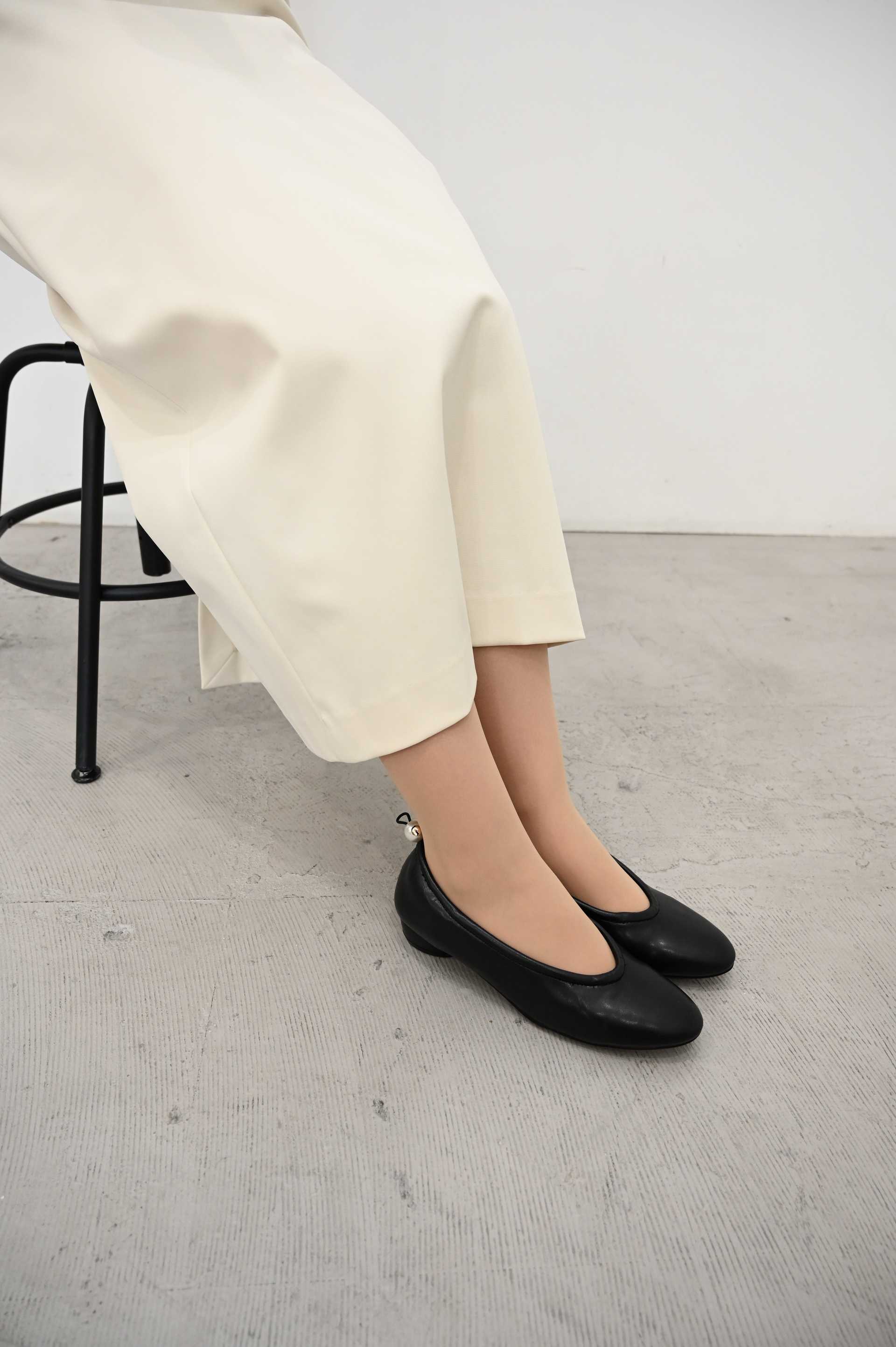 CHICS Pearl-like cord stopper flat shoes