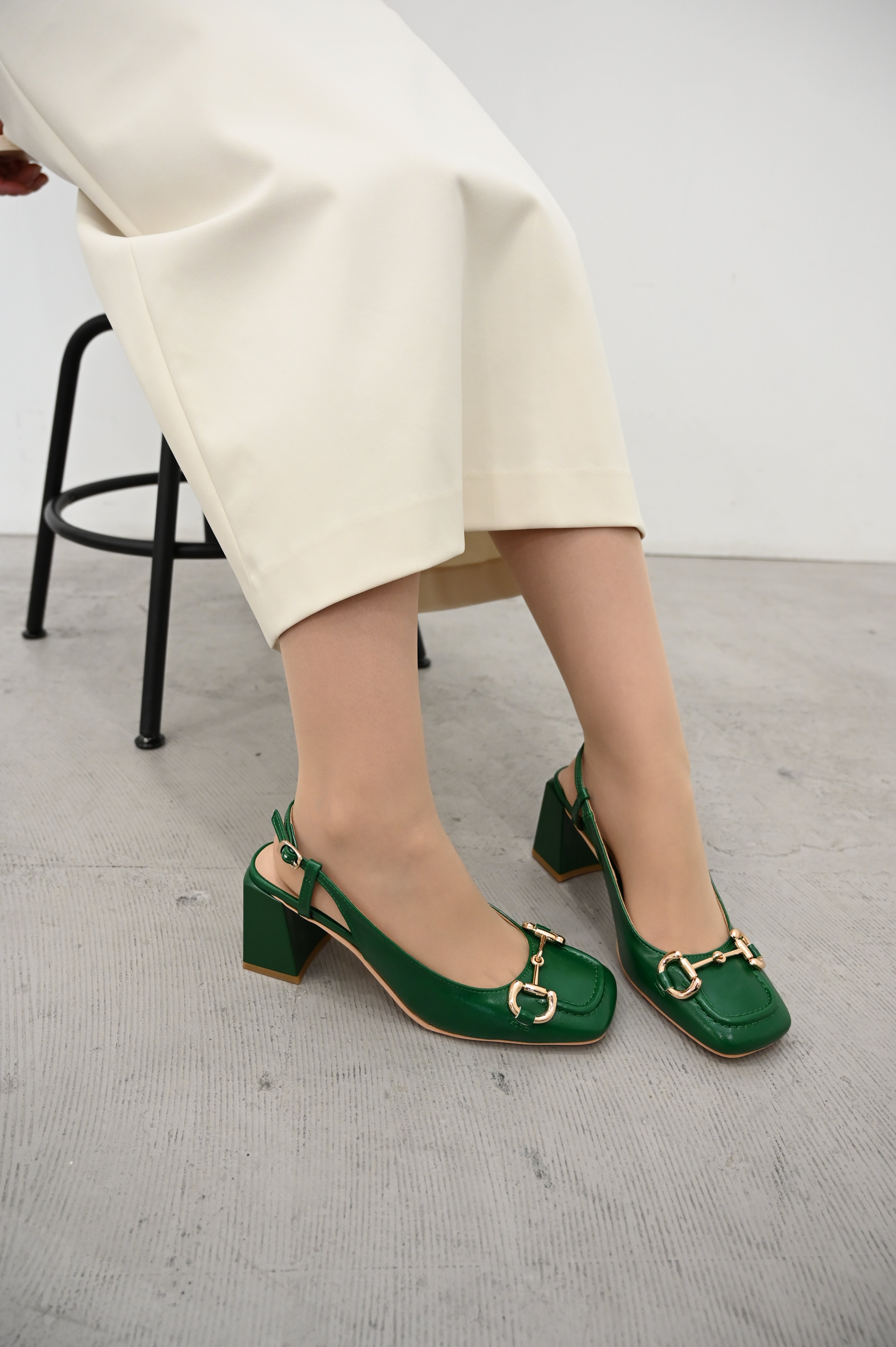 シックス CHICS ビットデザインミッドヒールスリングバックパンプス