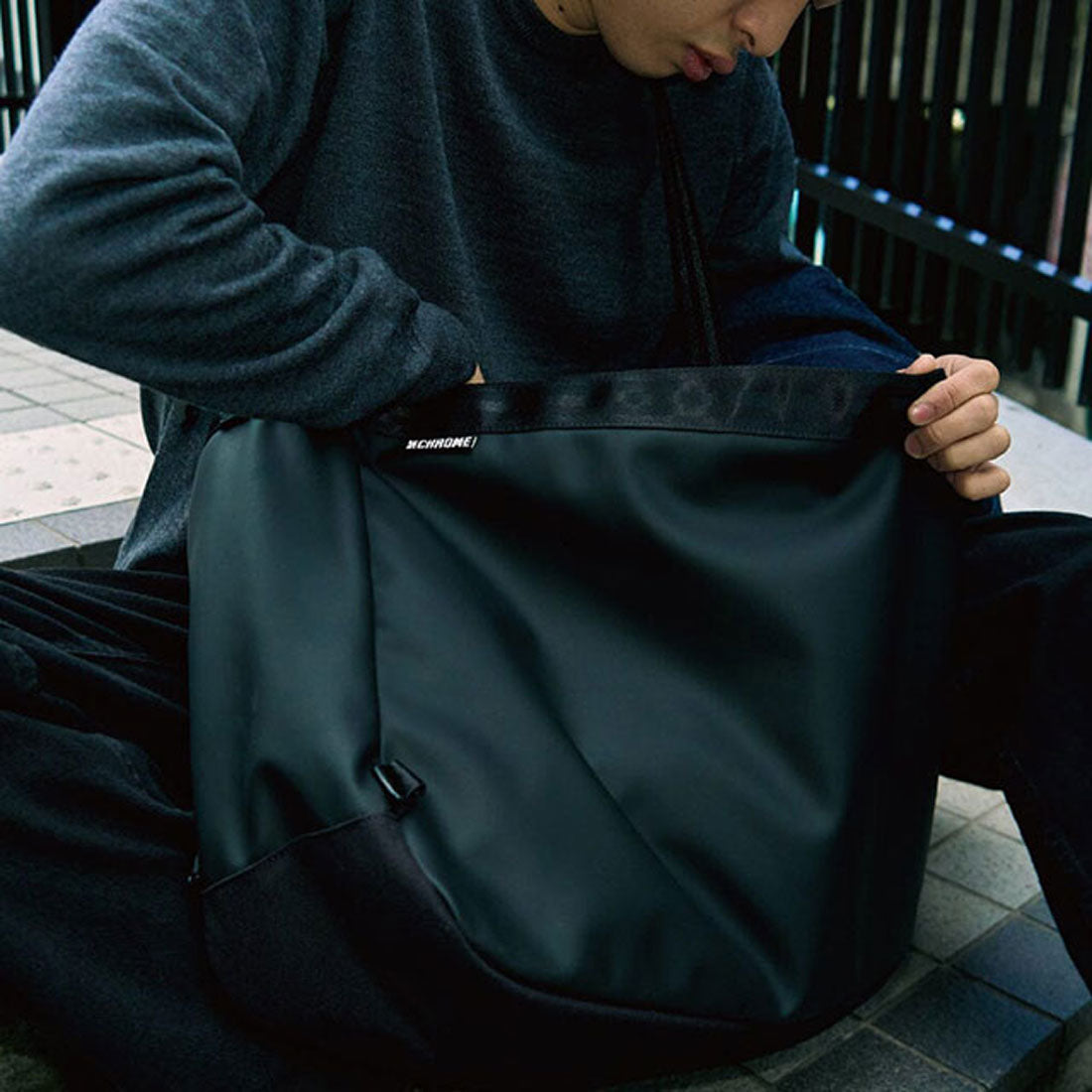 バッグ CHROME NEWSPAPER MESSENGER BLACK 26L Chrome 26L Newspaper Messenger Matt-Black [JP197MTBK]