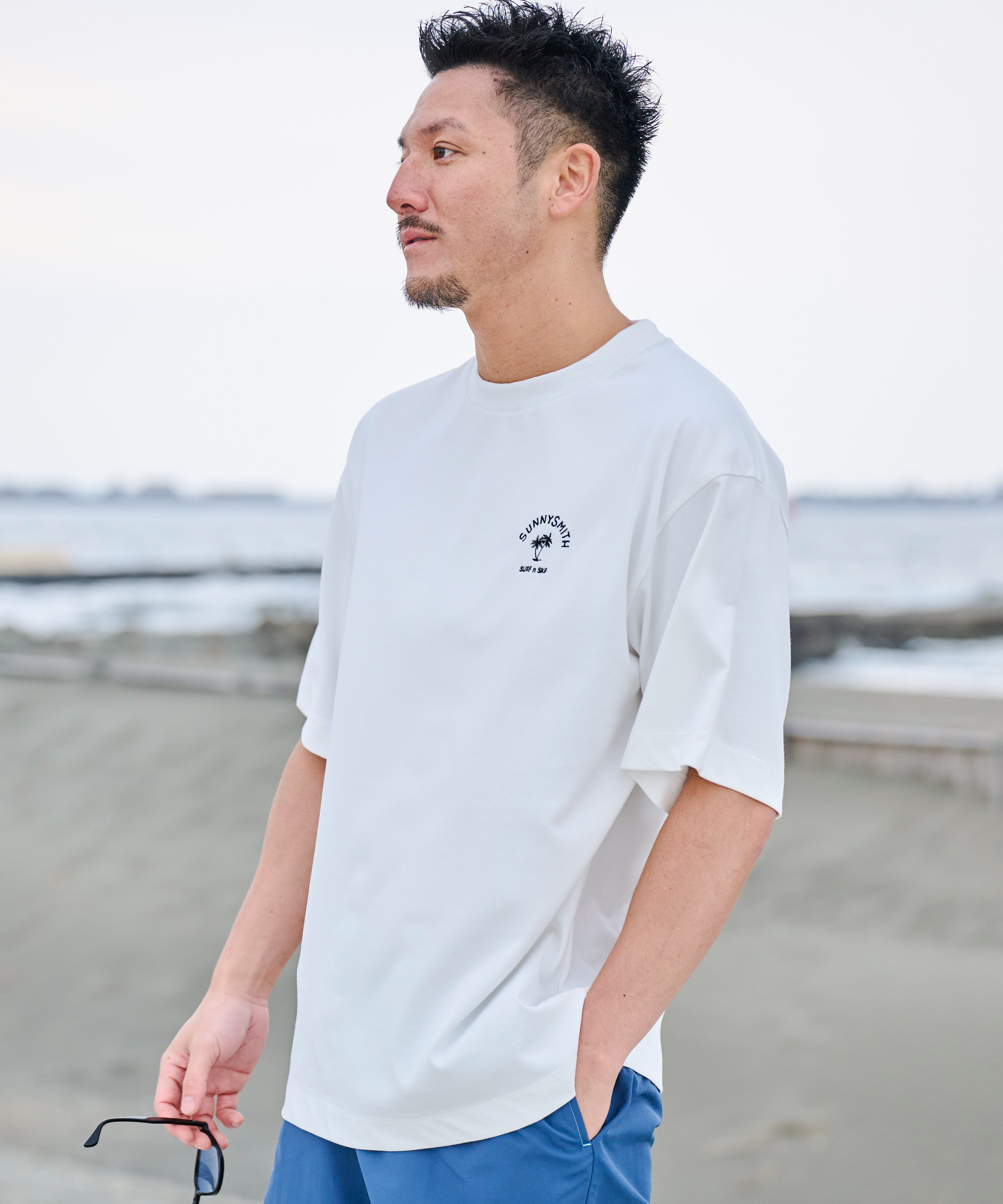 サニースミス Sunny Smith ヤシの木アーチロゴワンポイント刺繍Tシャツ （ホワイト） ホワイト