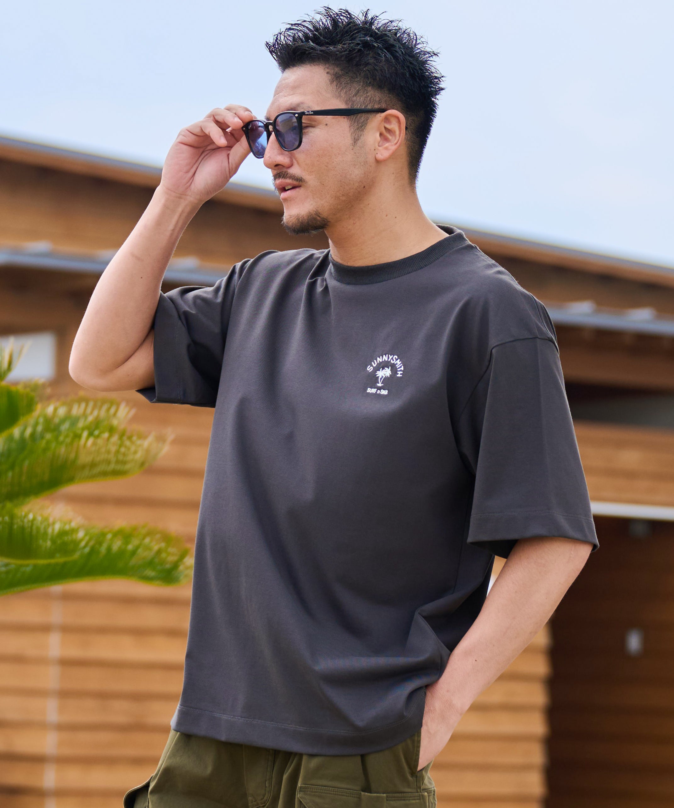 サニースミス Sunny Smith ヤシの木アーチロゴワンポイント刺繍Tシャツ （スモーク） スモーク
