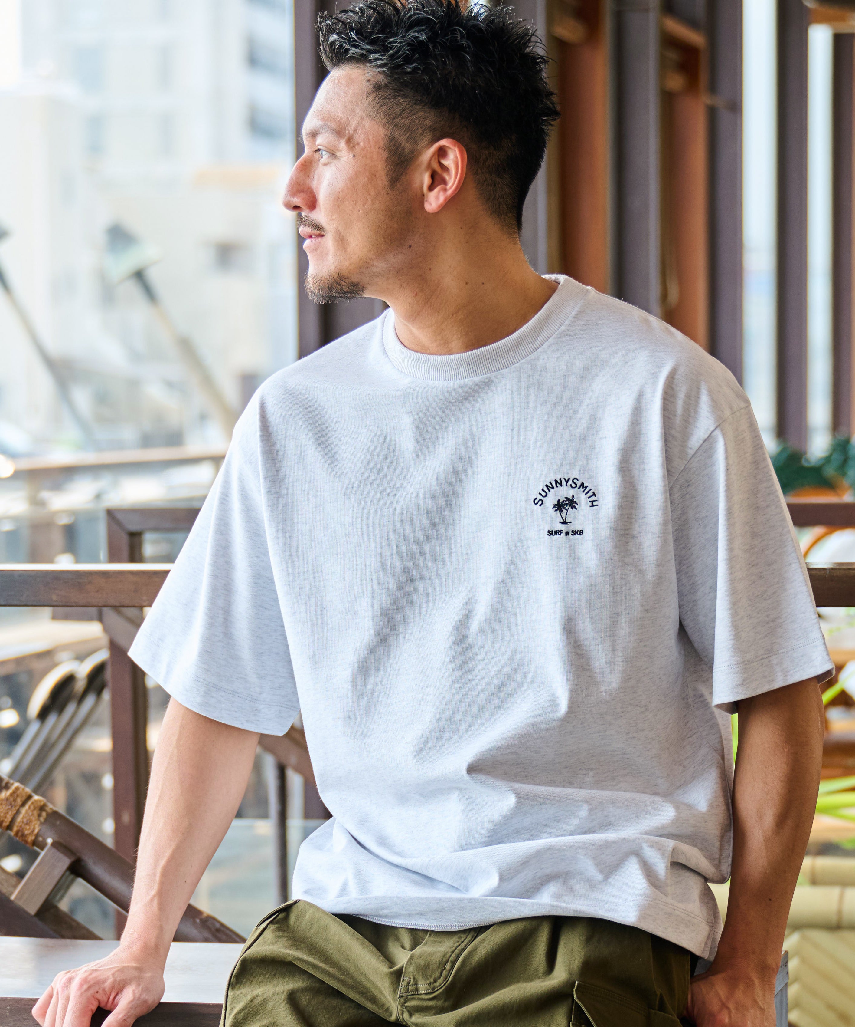 サニースミス Sunny Smith ヤシの木アーチロゴワンポイント刺繍Tシャツ （アッシュグレー） アッシュグレー