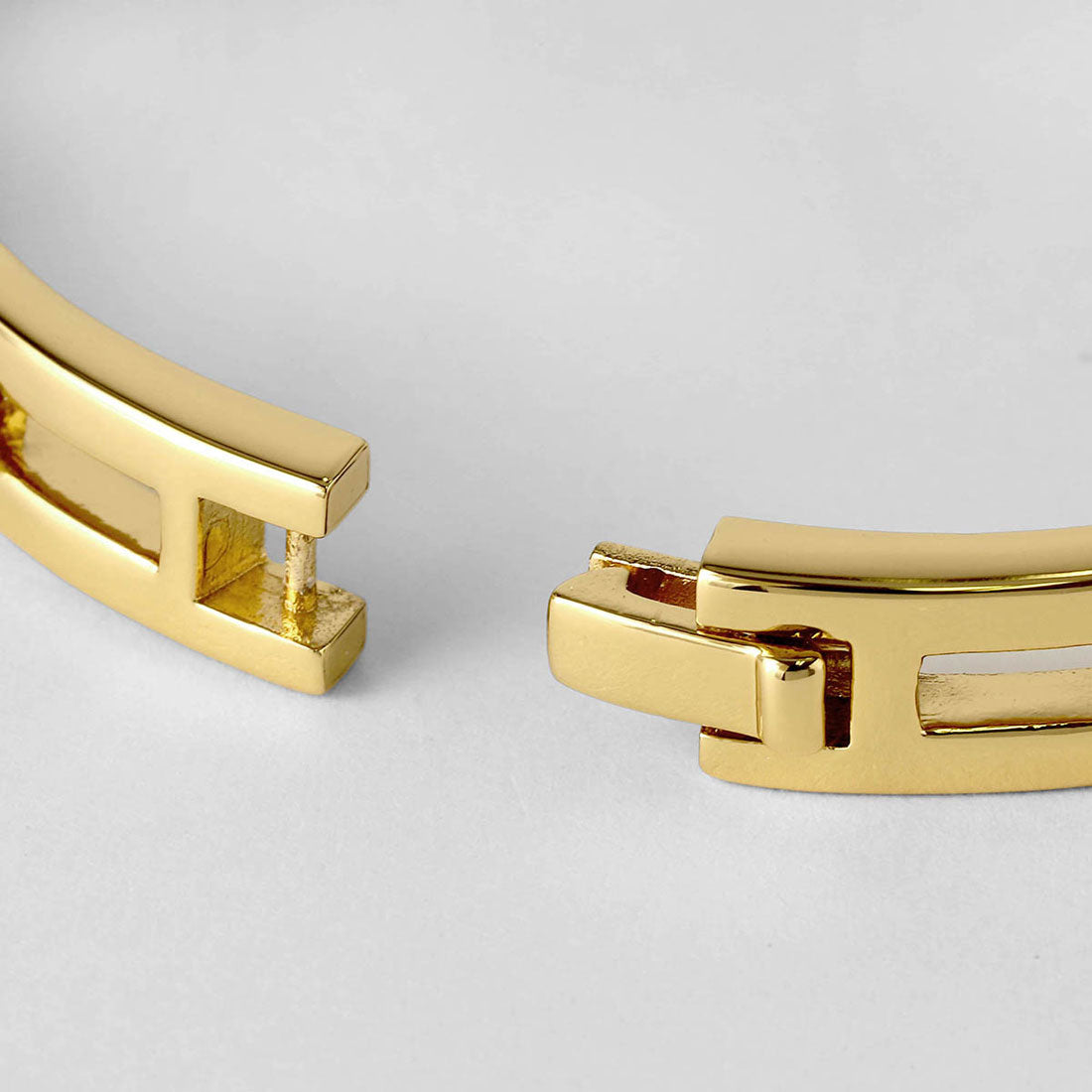 コーチ COACH ブレスレット ペグド シグネチャー ヒンジド バングル 506208 GLD710 （シャイニーゴールド） シャイニーゴールド