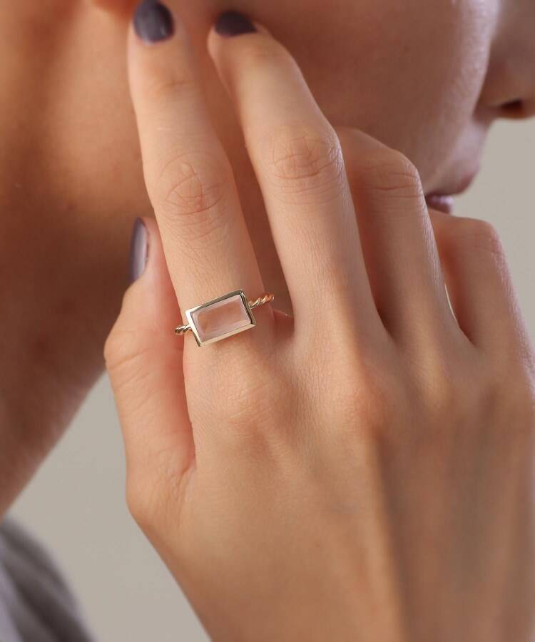 ココシュニック COCOSHNIK K10ローズクォーツ バフトップカット リング （イエローゴールド(117)） イエローゴールド(117)