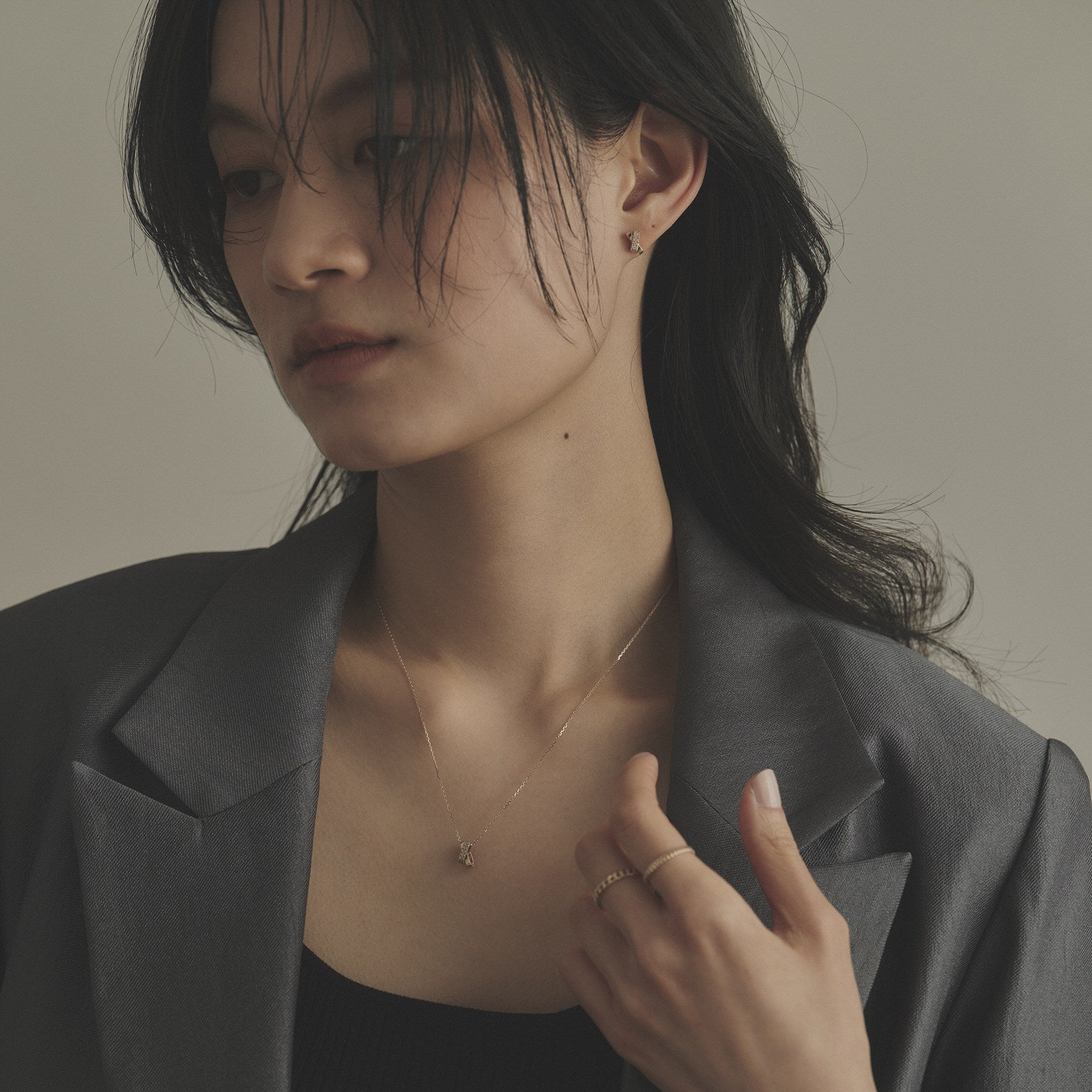 ココシュニック COCOSHNIK K10ダイヤモンド アシンメトリークロス ネックレス （アイボリー(104)） アイボリー(104)