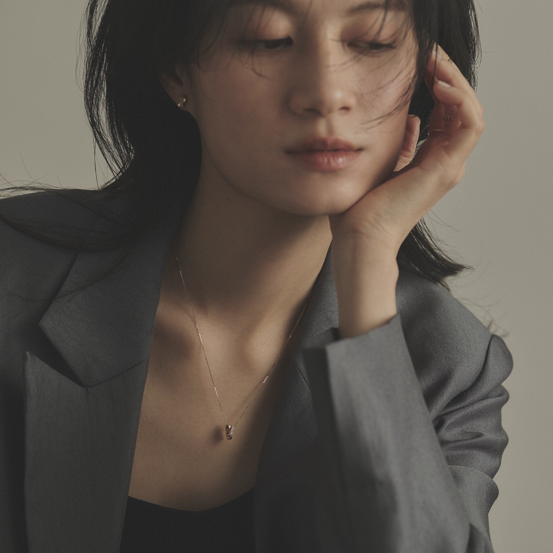 ココシュニック COCOSHNIK K10ダイヤモンド アシンメトリークロス ネックレス （アイボリー(104)） アイボリー(104)