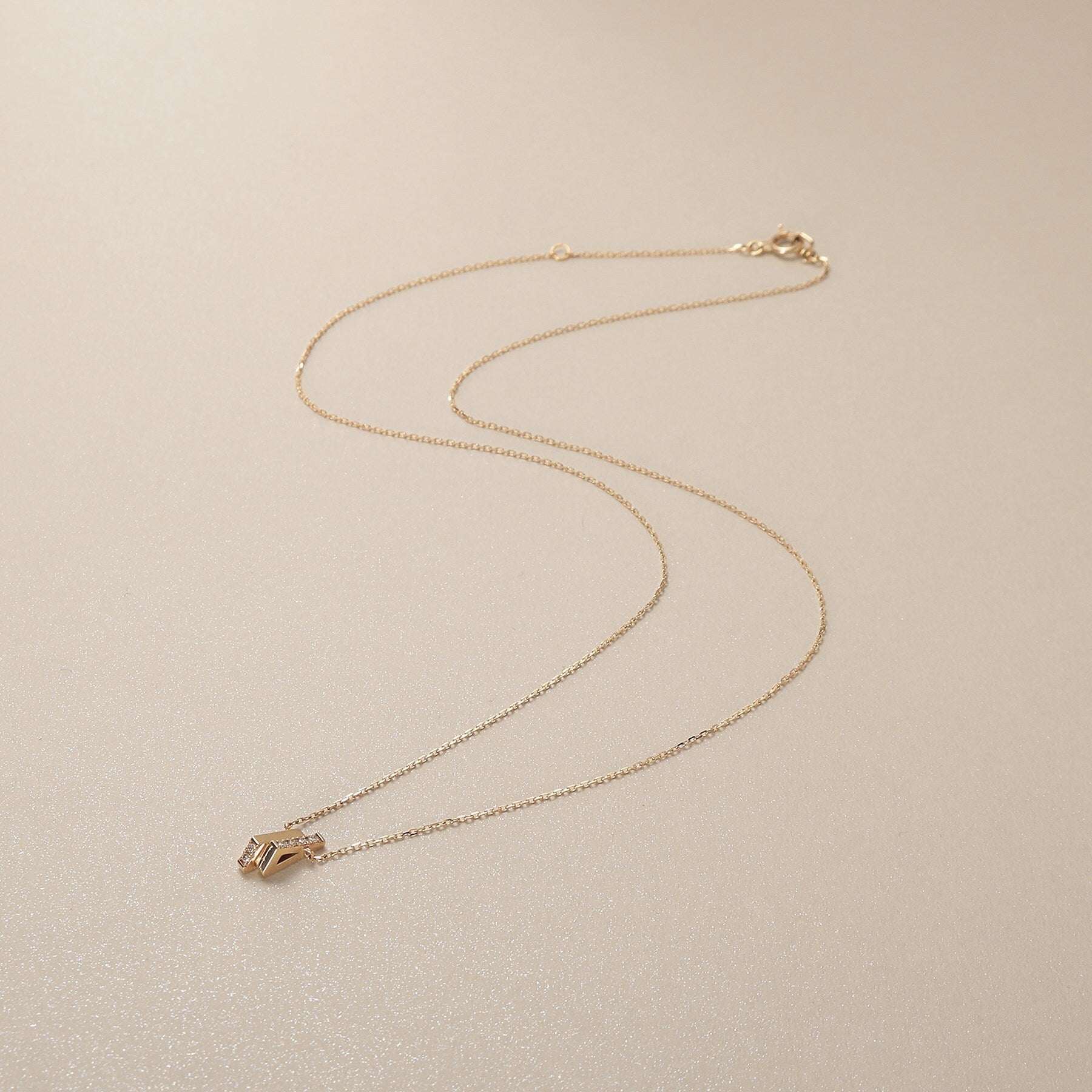 ココシュニック COCOSHNIK K10ダイヤモンド トライアングルシェイプ ネックレス （アイボリー(104)） アイボリー(104)