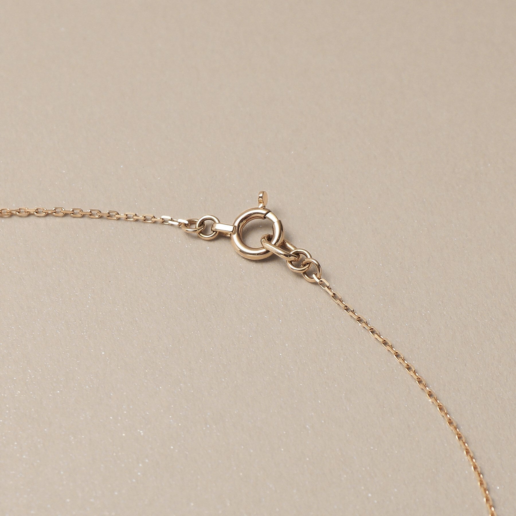 ココシュニック COCOSHNIK K10ダイヤモンド トライアングルシェイプ ネックレス （アイボリー(104)） アイボリー(104)