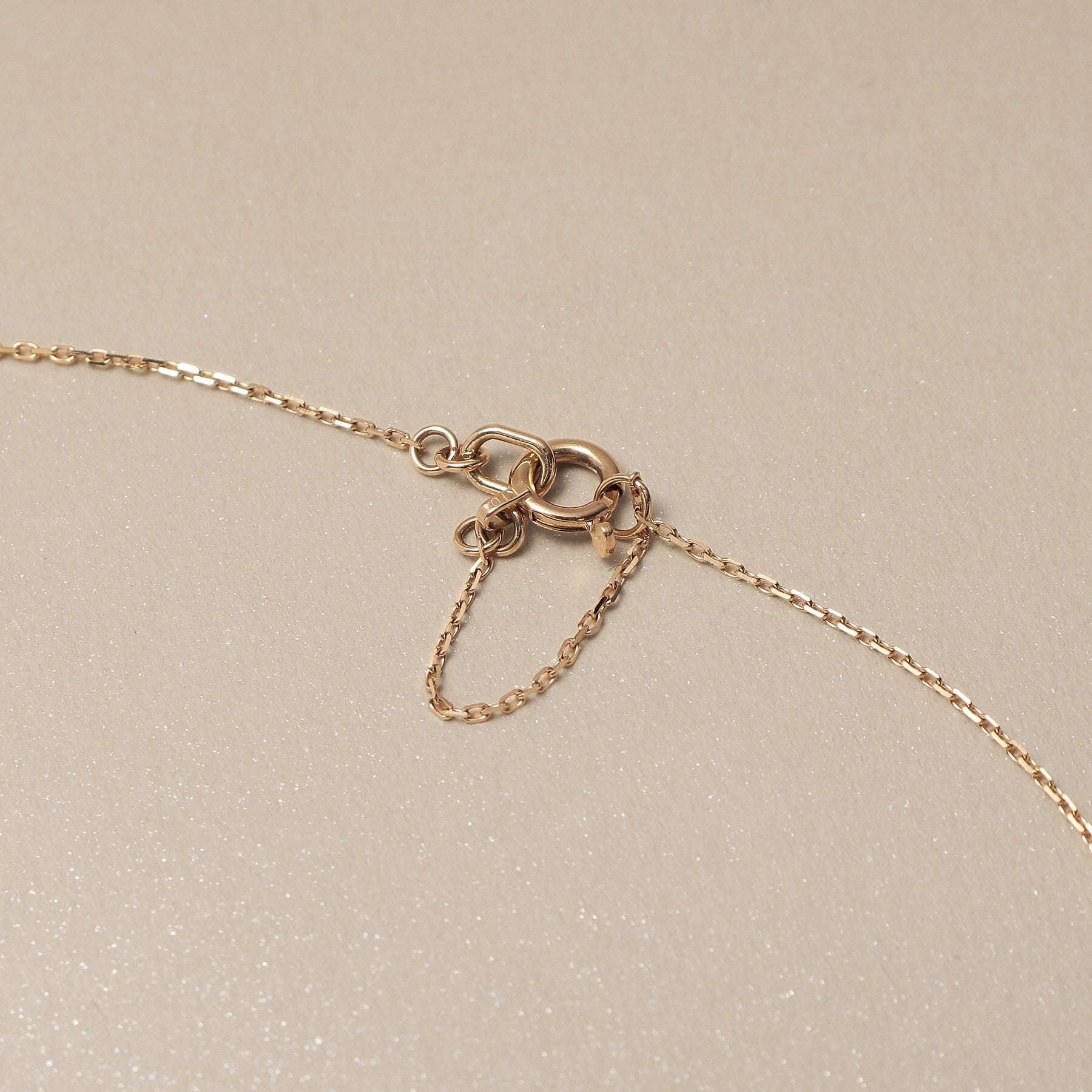 ココシュニック COCOSHNIK K10ダイヤモンド トライアングルシェイプ ネックレス （アイボリー(104)） アイボリー(104)