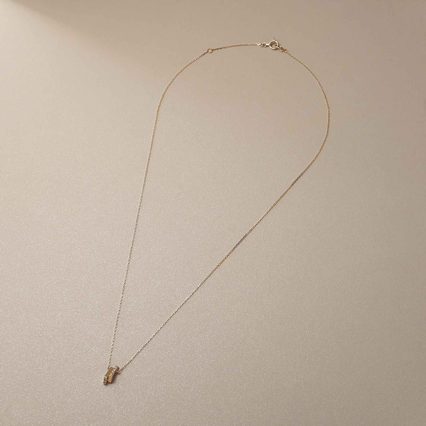 ココシュニック COCOSHNIK K10ダイヤモンド トライアングルシェイプ ネックレス （アイボリー(104)） アイボリー(104)